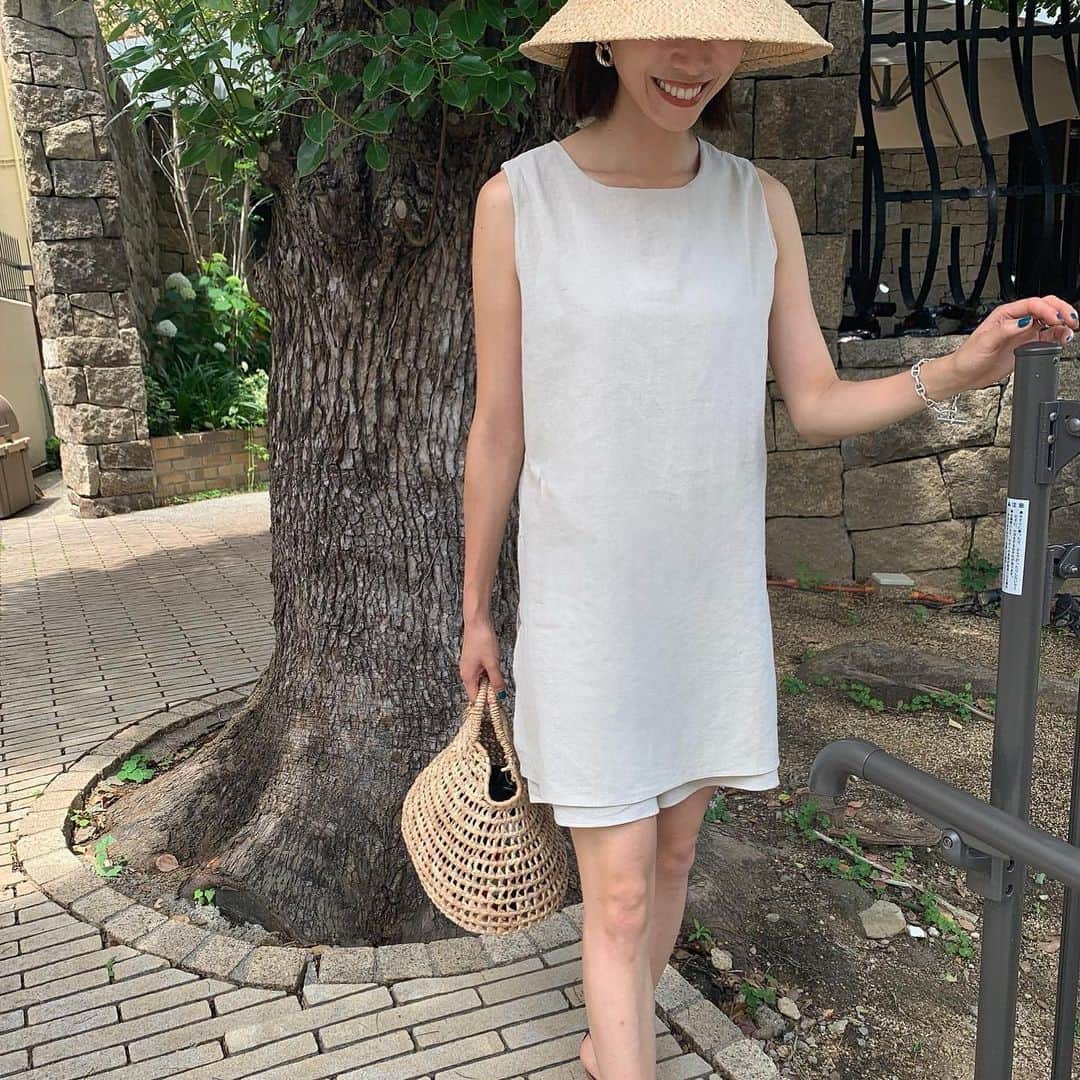 ayu kagawaさんのインスタグラム写真 - (ayu kagawaInstagram)「さらっと一枚で着れるリネンのオールインワン。 夏らしくて涼しげでこちらの色も大好き！ 太もも周りがゆったりしたパンツなので気になる部分をカバーしてくれます⭕️✨ 街でもリゾートでも着れるオールインワン😌🏖 ちょっと日焼けした肌に着たいな😍 #fashion#mamafashion #bowa#ボウエー」6月7日 15時39分 - ayuyunyun