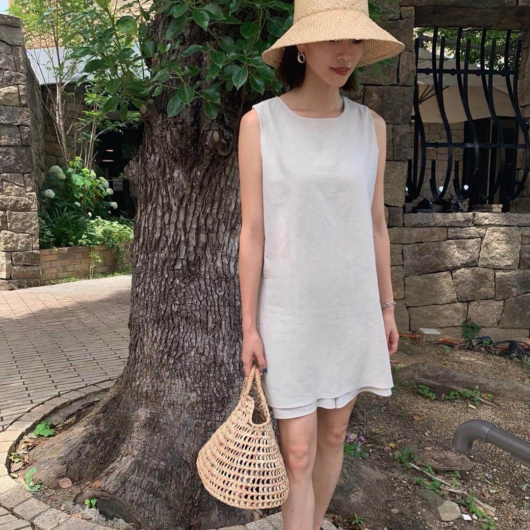 のインスタグラム：「さらっと一枚で着れるリネンのオールインワン。 夏らしくて涼しげでこちらの色も大好き！ 太もも周りがゆったりしたパンツなので気になる部分をカバーしてくれます⭕️✨ 街でもリゾートでも着れるオールインワン😌🏖 ちょっと日焼けした肌に着たいな😍 #fashion#mamafashion #bowa#ボウエー」
