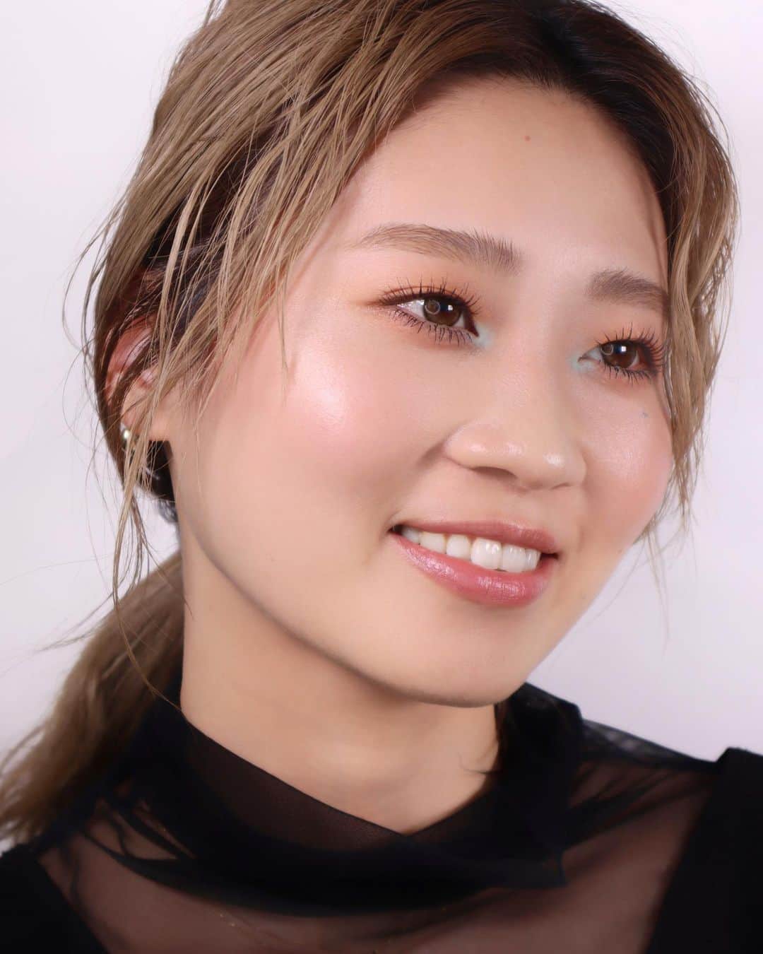 M∙A∙C Cosmetics Japanのインスタグラム：「#MACボタニックパニック でつくるサマーメイク🏝目もとにのせたミルキーブルーをアクセントに、涼やかな印象に✨ ㅤ 【使用製品】 ＊EYES ・スモール アイシャドウ × 12(ボタニック パニック) -マグネティック フィールド -アクア ・クリーム カラー ベース／インプロパー コッパー ＊LIPS ・リップスティック／スキュー ＊FACE ・エクストラ ディメンション スキンフィニッシュ／フルール シュア ・同 ロイヤル フラッシュ ㅤ #MACBotanicPanic　 Shot by M·A·C EVENT ARTIST Hatsuo Arisaka @hatsuo_mua」