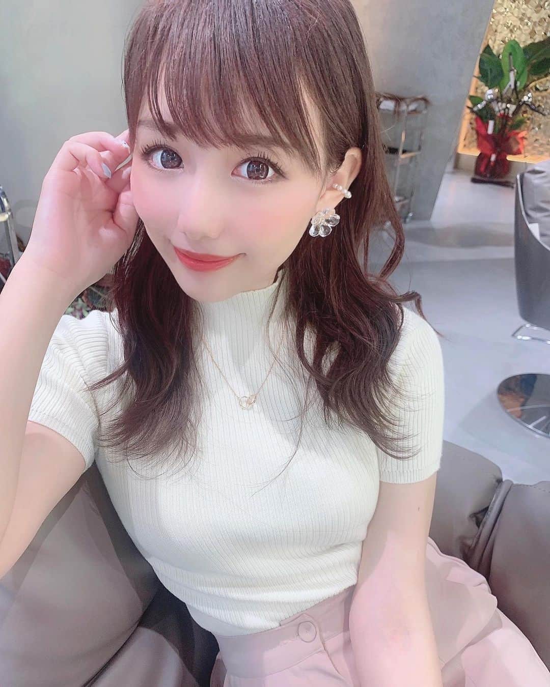 のインスタグラム：「⋆ 初めての痩身エステ！！ ずっとやってみたかったんだけど、 効果抜群すぎました😭😭❤︎  一回でも全然違って、 ビフォーアフターみてびっっくりでした😭  施術はちょっとぴりぴりするけど 耐えれる痛みだし、効果実感しすぎて 本当によかった😚  そして施術してくれたまゆさんが 可愛すぎて、話盛り上がりすぎて、 めちゃ楽しかった❤︎❤︎  海行くまで、頑張るぞ〜！😌  #ootd #fashion #instafood #instagram  #hairstyle #outfit #code #instafashion  #ファッション #撮影 #ヘアスタイル #ヘア  #コーディネート #コーデ #今日の服  #whiteslim #痩身エステ」