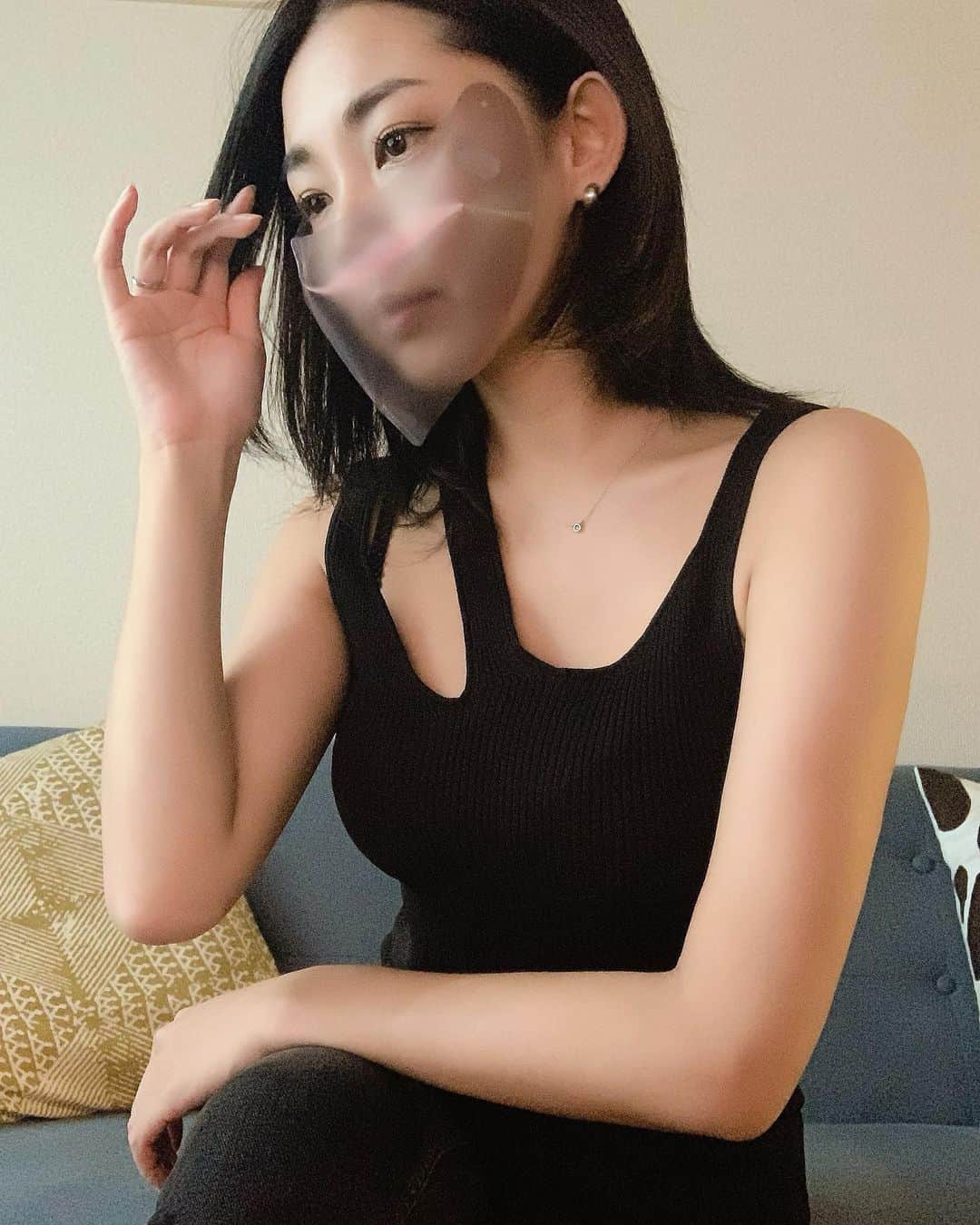 Ai（虫賀愛）のインスタグラム：「いや〜 すごいの見つけてしまった🤤🤤  マスクなんだけど、ゴム紐なしで装着できるの (動画でわかりやすくしてるからよかったらスライドしてみてね💓)  なにより、メイクしてても肌に触れてる部分が少ないから崩れないのが最高😭😭 口の中の空間も確保されてるから息もしやすい〜　もはや感謝🙏  もちろん紐もつけれるんだけど やっぱなくて付けれるのは魅力だなあ🙏🙏  専用ネックストラップもついてくるからご飯の時は首からかけとくことも🙆‍♀️  お気に入りのシェアでした💓  ▶︎▶︎ @doubleh_tokyo   #doubleh_tokyo #breathescreen #マスク　#熱中症対策」