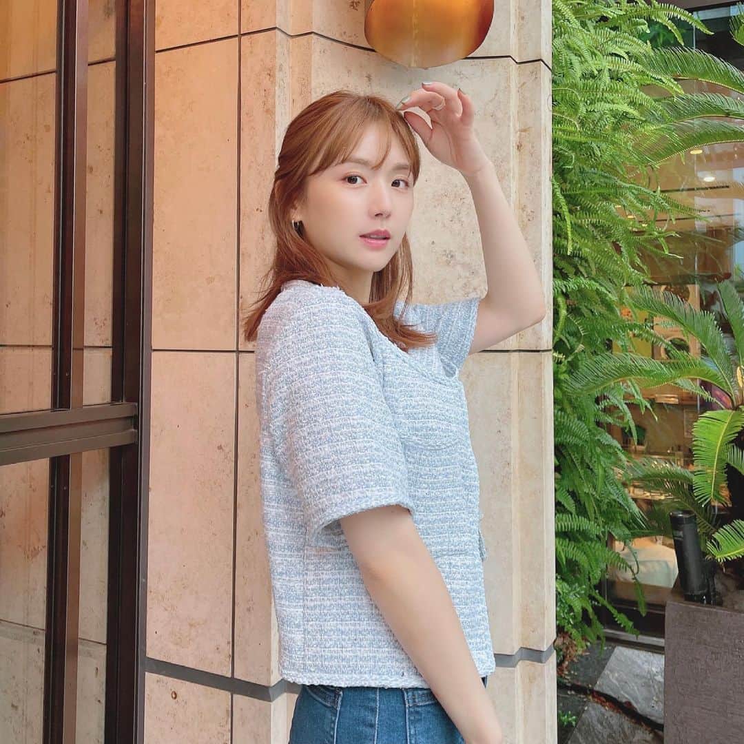 ひよんのインスタグラム：「👸💕  めずらしくジャケット🧥❤️ 7/10発売の #9unq の新作だよん☺️ ひよんでも着れるジャケットだから、 みんなも着やすいと思う😆💓  #ひよん #ひよん服」