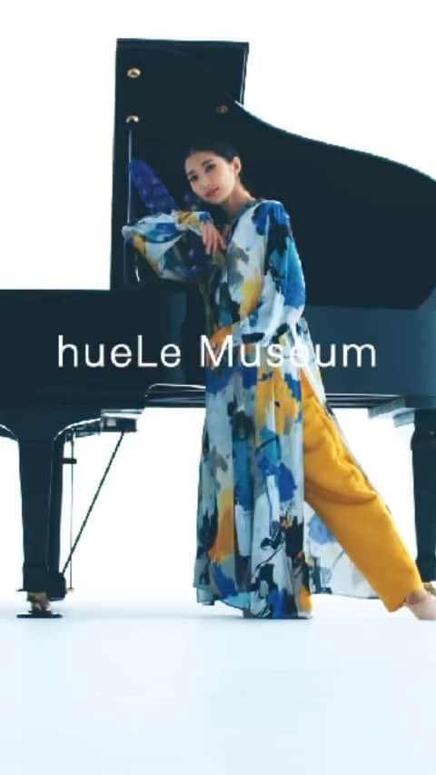 H/standard（アッシュ・スタンダード）のインスタグラム：「⁡  “踊る”×“奏でる”をテーマに、世界的バレエダンサーの飯島 望未さんと ポップスピアニストのハラミちゃんによる異色のコラボが実現。  ⁡  CM動画のフルバージョン及びメイキングは、hueLe Museumオフィシャルサイト及び公式YouTube Channelで公開。 ⁡ ⁡ アメリカのヒューストン・バレエ団でプリンシパルを務めるなど世界的なバレエダンサーであると同時に、メゾンブランドのアンバサダーやファッションアイコンとしても注目されている飯島望未さんと、YouTubeの公式動画再生回数は3億5千万回を超え、様々なメディアでも大きな話題を集めているポップスピアニストのハラミちゃんという異色の二人。  ⁡ ⁡ ハラミちゃんにとって初のオリジナル楽曲となる“ファンファーレ”に、飯島さん自らが楽曲のイメージに 合わせて振り付けを行い、hueLe Museumブランドの服を纏って競演。  ⁡  飯島望未さんにSTUMBLYをご着用いただきました。 商品タグより、是非、チェックしてみてください✨ ⁡ ⁡ #hueLeMuseum #huelemuseum #ヒューエルミュージアム #hLM #服と花とアートと #fashion #flower #art #ハラミちゃん #はらみちゃん #飯島望未 #stumbly #スタンブリー #2021aw」