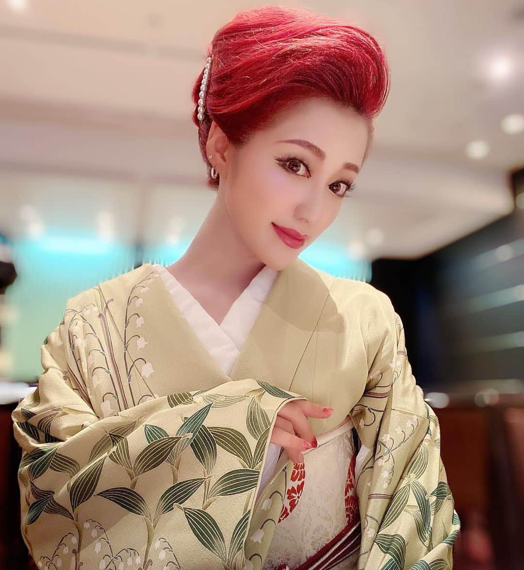 のインスタグラム：「. 自分では着物姿が1番好きで、1番似合うと思っています🤣💕✨✨  今日はシンプル夜会巻きにしました💇‍♀️  #着物　#着付け　#和装　#和装ヘア　#夜会　#夜会巻き #赤髪　#redhair #kimono #japan #japanese #japaneseculture #dancer #日本舞踊　#日本舞踊家　#伝統文化　#着付けヘアセット #hairstyle #haircolor #女の子ママ　#babygirl #mama #0歳児ママ #新米ママ　#お宮参り　#赤ちゃんのいる生活 #赤ちゃんのいる暮らし #ヘアセット　#ヘアカラー　#産後ママ」