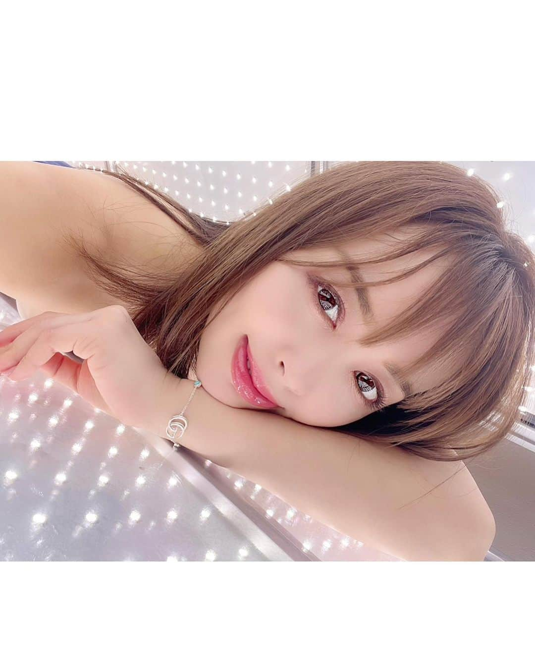 板橋瑠美さんのインスタグラム写真 - (板橋瑠美Instagram)「も、盛れすぎ……？！ww🥺🥰 ⁡ ⁡ 一体ここは何処⁉️⁉️꒰꒪꒫꒪⌯꒱ ⁡ ⁡ ⁡ ⁡ 昔お世話になった、日焼けサロンのマシーン（笑）と、とても似ているけど、 なんと最強なマシーンの中に居るんです💜 ⁡ ⁡ ⁡ ⁡ 渋谷のクリニックTAINAにある、太陽の光から紫外線を取り除いた日光浴のようなパールホワイトラボ✨✨ ⁡ ⁡ ⁡ ベッドの上で寝ているだけで… ⁡ 疲労回復、視力回復、肩こり改善、美白効果、コラーゲンの生成、肌ツヤ効果、髪サラ髪ツヤ効果、不眠改善、浮腫改善、循環改善、代謝亢進などなどなど… ⁡ ⁡ ⁡ 美容と健康に最高な効果があるんだってーすごすぎる😍🥰 ⁡ ⁡ ⁡ 初めて入ったけど、暖かくて爆睡しちゃってꉂ笑꒱ ⁡ ⁡ ⁡ 起きたらすごい体が軽くなって肩が軽くなって元気になった…✨✨ ⁡ 肌ツヤも良くなってたし、不思議ーー♡！！ ⁡ ⁡ ⁡ 寝てるだけで美容と健康になれるとかすごすぎん？！💜 ⁡ ⁡ ⁡ TAINAオリジナルのオールイワンクリームも、 かなり効能ある良い成分で特許とってるそうで、使用して先生のニキビがすぐ治っていたようです^ ^❤️！！！ ⁡ ⁡ 気になりすぎるから使ってみることにした♡ ⁡ ⁡ ⁡ また時間が空いたら渋谷ちょこちょこ行くし、パールホワイトラボ　入りに行こーっと💜 ⁡ ⁡ ⁡ ⁡ 映え写真も撮って、綺麗にと健康になりに是非行ってみてねっ❤️ ⁡ @deartaina_shibuya  ⁡ ⁡ ⁡ ⁡ ⁡ 渋谷駅からすぐ♡ ⁡ TAINA 〒150-0002  東京都渋谷区渋谷2-19-15　 宮益坂ビルディング1F  ⁡ TEL:03-6450-6541  FAX:03-6450-6542 ⁡ 営業時間：10時〜21時（最終受付20時） ⁡ ⁡ ⁡ ⁡ ⁡ #エステサロン#DearTAINA#宮益坂#渋谷駅徒歩1分#個室エステサロン#pearlwhitelab#パールホワイトラボ#pr#LEDライト#映え#映え写真#TA-7#幹細胞培養液#CBD#水素#リンパの流れ改善#代謝亢進#血行促進#目の充血緩和#髪サラサラ#冷え症#不眠改善#肩こり改善#疲労回復#免疫力アップ#ニキビケア#毛穴ケア#シミケア#くすみケア」7月6日 19時50分 - rumi_official_0616