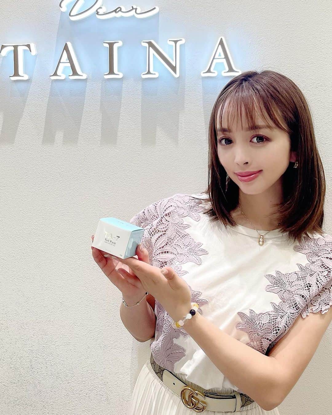 板橋瑠美さんのインスタグラム写真 - (板橋瑠美Instagram)「も、盛れすぎ……？！ww🥺🥰 ⁡ ⁡ 一体ここは何処⁉️⁉️꒰꒪꒫꒪⌯꒱ ⁡ ⁡ ⁡ ⁡ 昔お世話になった、日焼けサロンのマシーン（笑）と、とても似ているけど、 なんと最強なマシーンの中に居るんです💜 ⁡ ⁡ ⁡ ⁡ 渋谷のクリニックTAINAにある、太陽の光から紫外線を取り除いた日光浴のようなパールホワイトラボ✨✨ ⁡ ⁡ ⁡ ベッドの上で寝ているだけで… ⁡ 疲労回復、視力回復、肩こり改善、美白効果、コラーゲンの生成、肌ツヤ効果、髪サラ髪ツヤ効果、不眠改善、浮腫改善、循環改善、代謝亢進などなどなど… ⁡ ⁡ ⁡ 美容と健康に最高な効果があるんだってーすごすぎる😍🥰 ⁡ ⁡ ⁡ 初めて入ったけど、暖かくて爆睡しちゃってꉂ笑꒱ ⁡ ⁡ ⁡ 起きたらすごい体が軽くなって肩が軽くなって元気になった…✨✨ ⁡ 肌ツヤも良くなってたし、不思議ーー♡！！ ⁡ ⁡ ⁡ 寝てるだけで美容と健康になれるとかすごすぎん？！💜 ⁡ ⁡ ⁡ TAINAオリジナルのオールイワンクリームも、 かなり効能ある良い成分で特許とってるそうで、使用して先生のニキビがすぐ治っていたようです^ ^❤️！！！ ⁡ ⁡ 気になりすぎるから使ってみることにした♡ ⁡ ⁡ ⁡ また時間が空いたら渋谷ちょこちょこ行くし、パールホワイトラボ　入りに行こーっと💜 ⁡ ⁡ ⁡ ⁡ 映え写真も撮って、綺麗にと健康になりに是非行ってみてねっ❤️ ⁡ @deartaina_shibuya  ⁡ ⁡ ⁡ ⁡ ⁡ 渋谷駅からすぐ♡ ⁡ TAINA 〒150-0002  東京都渋谷区渋谷2-19-15　 宮益坂ビルディング1F  ⁡ TEL:03-6450-6541  FAX:03-6450-6542 ⁡ 営業時間：10時〜21時（最終受付20時） ⁡ ⁡ ⁡ ⁡ ⁡ #エステサロン#DearTAINA#宮益坂#渋谷駅徒歩1分#個室エステサロン#pearlwhitelab#パールホワイトラボ#pr#LEDライト#映え#映え写真#TA-7#幹細胞培養液#CBD#水素#リンパの流れ改善#代謝亢進#血行促進#目の充血緩和#髪サラサラ#冷え症#不眠改善#肩こり改善#疲労回復#免疫力アップ#ニキビケア#毛穴ケア#シミケア#くすみケア」7月6日 19時50分 - rumi_official_0616