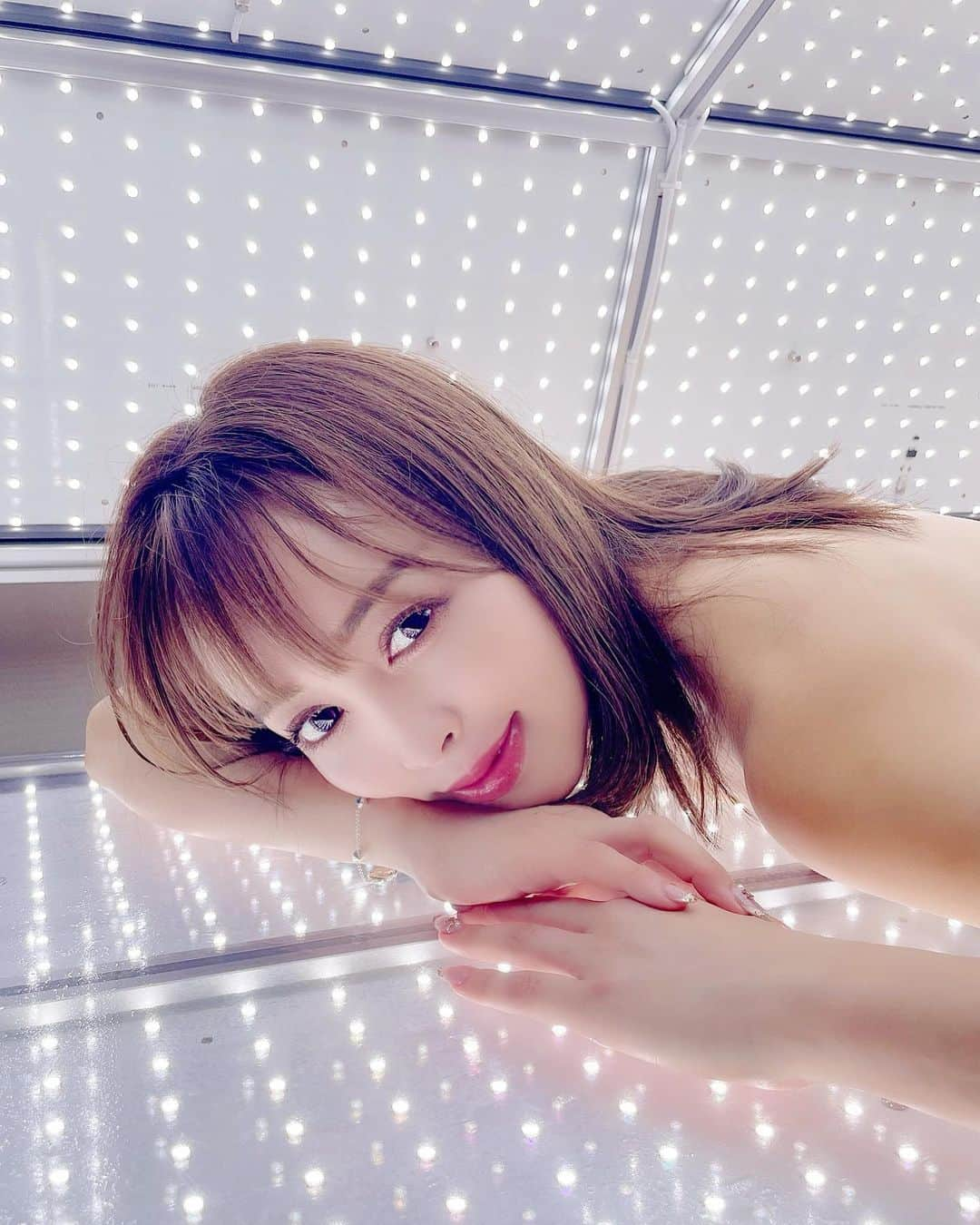 板橋瑠美さんのインスタグラム写真 - (板橋瑠美Instagram)「も、盛れすぎ……？！ww🥺🥰 ⁡ ⁡ 一体ここは何処⁉️⁉️꒰꒪꒫꒪⌯꒱ ⁡ ⁡ ⁡ ⁡ 昔お世話になった、日焼けサロンのマシーン（笑）と、とても似ているけど、 なんと最強なマシーンの中に居るんです💜 ⁡ ⁡ ⁡ ⁡ 渋谷のクリニックTAINAにある、太陽の光から紫外線を取り除いた日光浴のようなパールホワイトラボ✨✨ ⁡ ⁡ ⁡ ベッドの上で寝ているだけで… ⁡ 疲労回復、視力回復、肩こり改善、美白効果、コラーゲンの生成、肌ツヤ効果、髪サラ髪ツヤ効果、不眠改善、浮腫改善、循環改善、代謝亢進などなどなど… ⁡ ⁡ ⁡ 美容と健康に最高な効果があるんだってーすごすぎる😍🥰 ⁡ ⁡ ⁡ 初めて入ったけど、暖かくて爆睡しちゃってꉂ笑꒱ ⁡ ⁡ ⁡ 起きたらすごい体が軽くなって肩が軽くなって元気になった…✨✨ ⁡ 肌ツヤも良くなってたし、不思議ーー♡！！ ⁡ ⁡ ⁡ 寝てるだけで美容と健康になれるとかすごすぎん？！💜 ⁡ ⁡ ⁡ TAINAオリジナルのオールイワンクリームも、 かなり効能ある良い成分で特許とってるそうで、使用して先生のニキビがすぐ治っていたようです^ ^❤️！！！ ⁡ ⁡ 気になりすぎるから使ってみることにした♡ ⁡ ⁡ ⁡ また時間が空いたら渋谷ちょこちょこ行くし、パールホワイトラボ　入りに行こーっと💜 ⁡ ⁡ ⁡ ⁡ 映え写真も撮って、綺麗にと健康になりに是非行ってみてねっ❤️ ⁡ @deartaina_shibuya  ⁡ ⁡ ⁡ ⁡ ⁡ 渋谷駅からすぐ♡ ⁡ TAINA 〒150-0002  東京都渋谷区渋谷2-19-15　 宮益坂ビルディング1F  ⁡ TEL:03-6450-6541  FAX:03-6450-6542 ⁡ 営業時間：10時〜21時（最終受付20時） ⁡ ⁡ ⁡ ⁡ ⁡ #エステサロン#DearTAINA#宮益坂#渋谷駅徒歩1分#個室エステサロン#pearlwhitelab#パールホワイトラボ#pr#LEDライト#映え#映え写真#TA-7#幹細胞培養液#CBD#水素#リンパの流れ改善#代謝亢進#血行促進#目の充血緩和#髪サラサラ#冷え症#不眠改善#肩こり改善#疲労回復#免疫力アップ#ニキビケア#毛穴ケア#シミケア#くすみケア」7月6日 19時50分 - rumi_official_0616