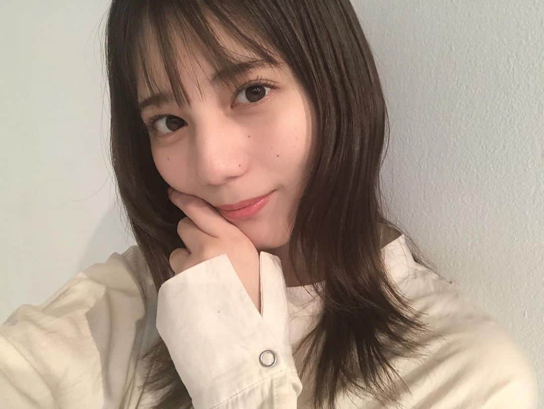 小坂菜緒のインスタグラム：「#小坂菜緒1st写真集君は誰？ 大好評につき1万部重版、累計発行部数19万部となりました🎉　みなさま、『君は誰？』を愛してくださってありがとうございます😭✨ お礼にいつかのこさかなの可愛すぎる自撮りをプレゼントします🎁  感想もたくさんいただきありがとうございます！こさかなも見てるかな？ #君誰感想文 をつけての感想や、ネット書店へのレビューなど、引き続きよろしくお願いいたします🐟 #小坂菜緒 #日向坂46」