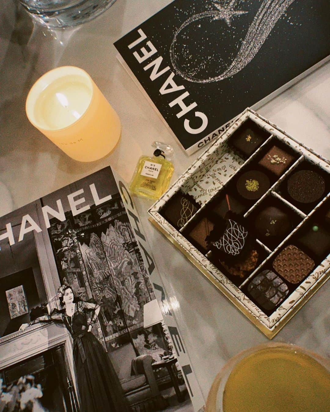 大政絢さんのインスタグラム写真 - (大政絢Instagram)「CHANEL N°5のフレグランスは今年で誕生100年！ わたしがN°5に出会ったのは19.20歳くらいの時 今思うとその年齢の時はとても大人な香りに思えて自分が着飾る時や当時の歳よりも上の役を演じるときなど香りに力をもらい押し出してもらっていたなと🌿 出会ってから10年経ち久しぶりに香りを纏ってみると あの時感じた思い出が蘇るのはもちろん、今の自分にとてもしっくりくる、この気持ちはなんだろうとこうやって考える時の流れがとても贅沢に思えて🕰 中々ない感覚を感じ思わずオシャレに写真を撮りたい！とひとりで何枚もパシャパシャと撮り続けたそんな夜でした笑 そんなこんなでここ最近はN°5をつけています😌 そして、改めて100年も愛されるフレグランスってすごいな〜 皆さんは香りの思い出ってありますか？  #chanelfragrance #N5 #fragrance」7月6日 20時08分 - aya_omasa_official