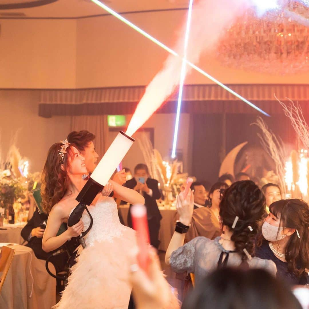 プレ花嫁の結婚式準備サイト marry【マリー】さんのインスタグラム写真 - (プレ花嫁の結婚式準備サイト marry【マリー】Instagram)「🪐🚀💨💫 ⁡ ⁡ ⁡ この演出、すごくないですか....？ 😳😳😳 ⁡ ⁡ ⁡ 特集演出会社のMEILI CRYSTAL（メイリークリスタル）さんに依頼したらできる、レーザー✕CO2ジェットガン✕一斉点火の演出⚡️ ⁡ ⁡ お色直しの再入場の時に、このジェットガンを噴射させながらテーブルラウンドをされたそう。 ⁡ ⁡ （YouTubeでメイリークリスタルと検索したら、沢山動画が載っていてすごかったです！） ⁡ ⁡ ⁡ ⁡ 完全にエンターテイメント🌟⚡️ ⁡ やってみたい！と思ったら、お問い合わせしてみてください🤍 ⁡ ⁡ 👉@ishida_hideto  👉@ai.kanou.7  ⁡ ⁡ ⁡ ⁡ ⁡ * * * * marryは「世界中の可愛い」を集める ウェディングサイト です💎 ⁡ サイト内には、 結婚式のアイデアを紹介する記事が1万以上✨ 毎日朝7時と夜の6時に新着記事をUP✨ @marryxoxo_wd の プロフィールURLからチェックできます💍 ⁡ 特に人気の記事は @marryxoxo_id のアカウントでも 紹介しているので必見🌷 ⁡ ⁡ ⁡ しゃぼん玉バルーンや指輪のレースサブレなどのオリジナル商品は、@marryxoxo_shopのアカウントで紹介しています💕 ◌ ❁˚ #プレ花嫁#卒花#卒花嫁#2021春婚#2021夏婚#2021秋婚#2021冬婚#2022春婚#2022夏婚#2022冬婚#2022秋婚#結婚式#結婚式準備#お色直し入場#テーブルラウンド#披露宴演出#披露宴レポ#披露宴アイデア」7月6日 11時50分 - marryxoxo_wd