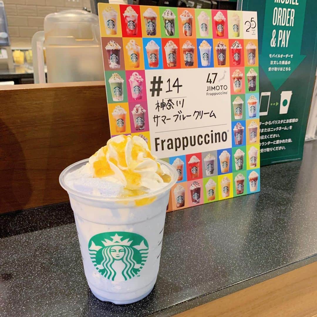 小山愛理のインスタグラム：「⁡ このあいだ飲んだフラペチーノ💙 #47jimotofrappuccino 神奈川 サマー ブルー クリーム フラペチーノ ⁡ 青いのはバタフライピーを使っているらしい！！ 横浜はアイス発祥の地でもあるらしく、なんだか昔懐かしいミルクアイスみたいな味わいでとてもおいしかったです🍨☺️ ⁡ ⁡ #スタバ#sturbucks#47jimotofrappuccino#47jimotoフラペチーノ」