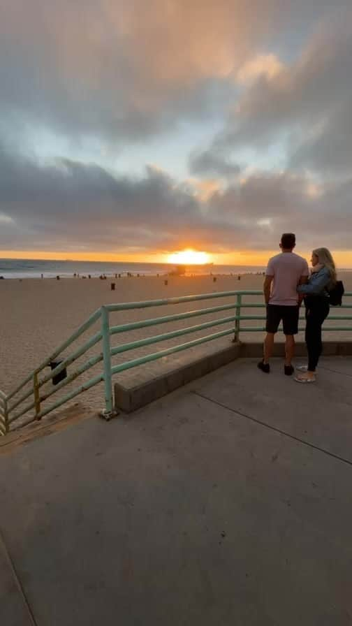 Pete Halvorsenのインスタグラム：「Little stroll down on the beach at sunset.」