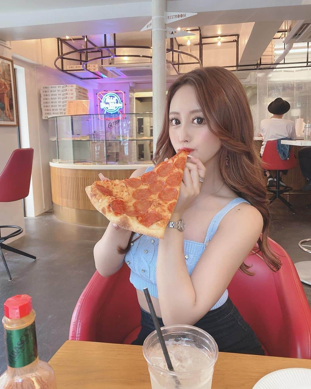 SHIHOさんのインスタグラム写真 - (SHIHOInstagram)「. . #lunch time🍕💗💗 (( @pizzanistatokyo )) . . とってもおっきなピザ食べた〜🥺 . パリパリで味もしっかりしてて 美味しすぎた(*´───`*)💋💋 . . サラミたっぷり幸せ❤️ . . .」7月6日 12時24分 - cham_pipi