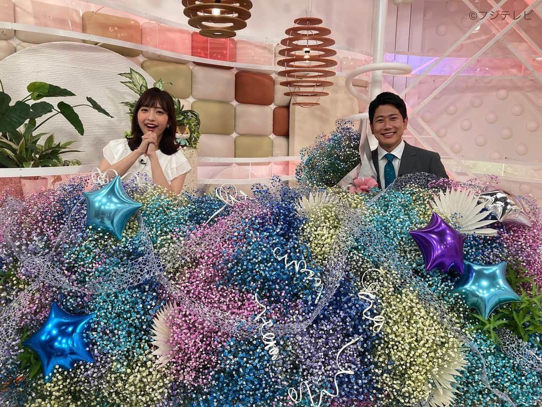 のインスタグラム：「* きょうのお花は「カスミソウ」🎶 白いお花のイメージがあるけど カラフルなカスミソウもキレイだなぁ😁 #めざましテレビ #酒主義久 #藤本万梨乃」