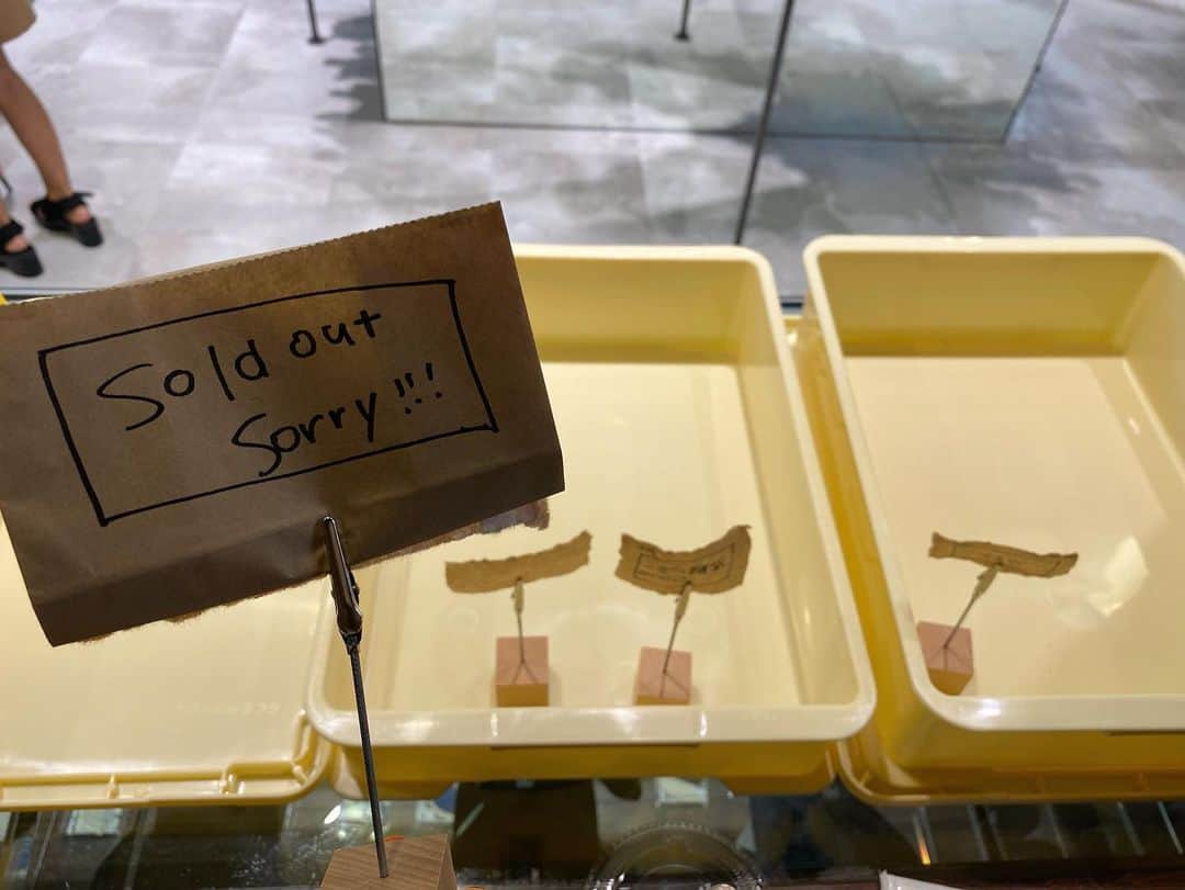 木村沙織さんのインスタグラム写真 - (木村沙織Instagram)「. サニー名古屋初出張の二日間、 ありがとうございました☺️☺️ . まさかあんなにたくさんの人が来てくれるなんて予想しておらず、 焼菓子は早々と無くなり ( 🙏🏼 ) 牛乳、氷も途中足りなくなって @mfc_store の方が買いに走ってくれたりと、 いろんな方に助けてもらいました🥺🙏🏼 . 本当にありがとうございました🥤 . . またこの経験を活かして いろんな場所にサニコーヒーをお届けできるよう 頑張りまーす🛻☕️🍩🌼 ( 普段は大阪の堀江らへんにいます😋 ) . . @sunny_thirty_two_club  #🦍🦁」7月6日 12時40分 - saoriiiii819