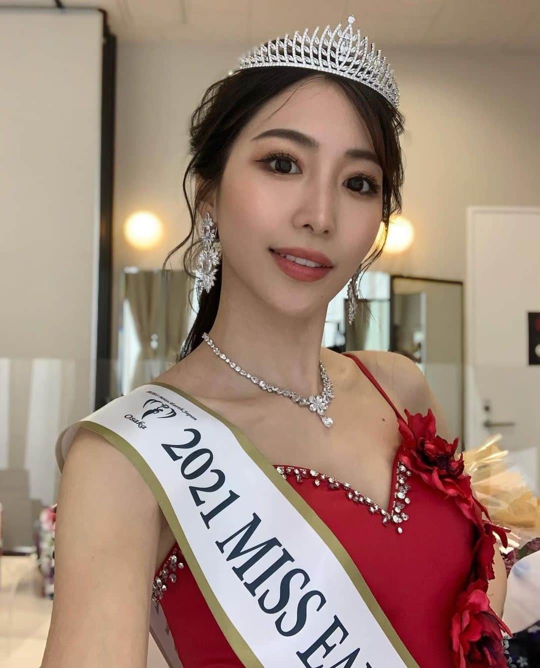 藤田麻里のインスタグラム：「2021年度ミスアースジャパン大阪大会において この度、グランプリを受賞させて頂きました。  このような賞を頂けたのは、今日まで私の人生に関わって下さった全ての皆様のお陰だと身に染みるほど実感しております。 共に戦ったファイナリストみんなの努力や覚悟、応援して下さっている方々の期待を決して無駄にすることないよう MISS EARTH OSAKA としての任務を精一杯努めて参ります☺️✨  このドレス実はとても思い入れがあり  @kobekitanofellini.wedding 様が何度も調整を重ね完璧に私仕様に仕上げて下さいました。私の気持ちに寄り添い、ドレスに寄り添って下さり本当に嬉しかったです。 そして姉がスパンコールやビーズを手縫いでたくさんつけてくれて世界に一つだけのものに仕上がりました。 このドレスで歩くことが何より誇らしかったです🥰♥️  ジュエリーは大会用にと母からのプレゼントで @lovetiara.bridal 様のもの。 お母さんいつもありがとう✨  今大会を開催するにあたりサポートして下さった事務局の方々、講師の先生方、関係者の皆様に心から感謝申し上げます。 株式会社アイ･プランニング様／株式会社柏楽様／株式会社柏木モールド様／堀江の会様／株式会社パルコ様  本当にありがとうございました。  MISS EARTH OSAKAの名に恥じないよう 私を選んで良かったと思って頂けるよう 精一杯行動し精進して参ります。  早速今日はミス・アース・ジャパン日本大会の撮影があり 明日からはレッスンが始まるため東京に来ています。  日本大会頑張ります！🇯🇵♥️」