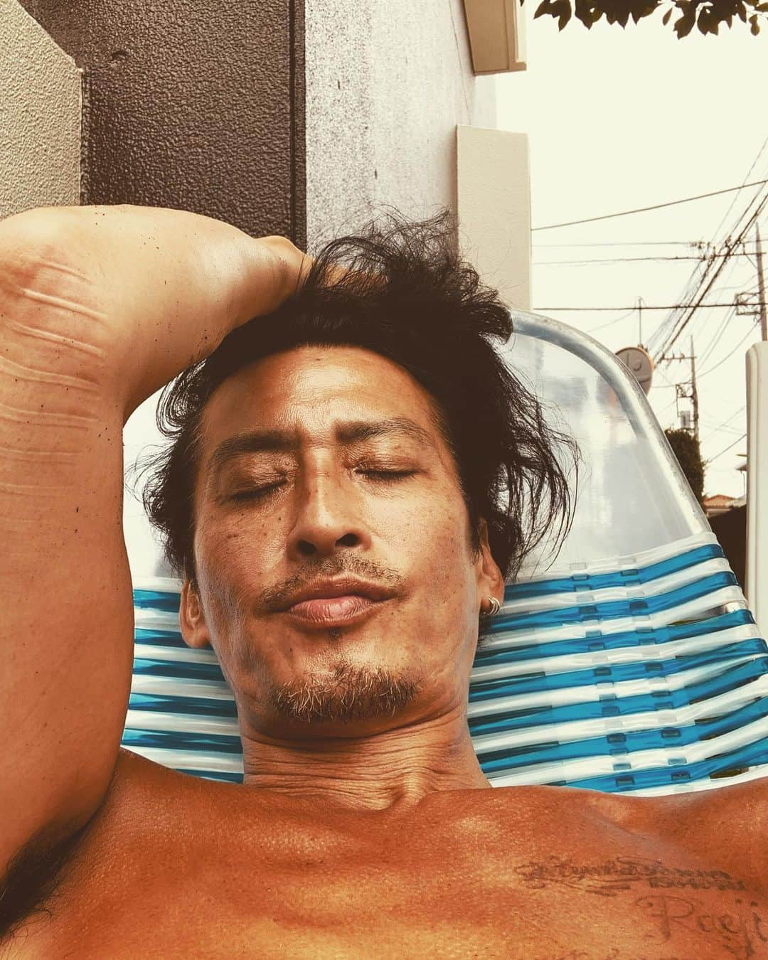 大沢樹生さんのインスタグラム写真 - (大沢樹生Instagram)「久しぶりに日焼けしようと思ったがドン曇り☁️セロトニン浴！紫外線浴じゃ⚡️⚡️⚡️笑  #Mikioosawa #mikioosawa ⠀ #osawamikio #大沢樹生 #ミキオオフィス #ex #光genji #日焼け #セロトニン #紫外線 #浴」7月6日 13時07分 - osawa_mikio