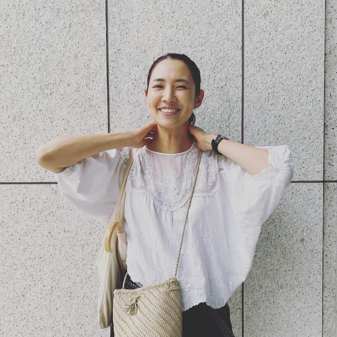 浜島直子さんのインスタグラム写真 - (浜島直子Instagram)「20代の頃に買った古着のブラウス。  大のお気に入りでよく着てたんだけど、30代の頃はなんだかメルヘンおばさんみたいで(私的に)あまり着なくなってた。  44歳の今、ひっさびさに着てみたら、イケる！ シワもシミもタルミも、アクセになって、甘さを中和してる！  おばはん、楽しい！！！ ・ #全然話変わりますが #明日NHKあさイチでます #見れたら見てね〜💙 #誰にも聞かれていませんが #ブラウス　#vintage #デニム　#yunahica × #chiekokuroda #ベルト　#jmdavidson  #バッグ　#doragonbag  #サンダル　#celine」7月6日 13時33分 - hamaji_0912