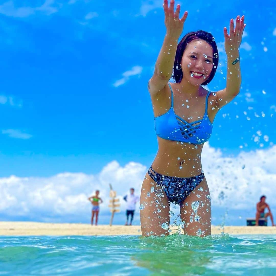 COCOのインスタグラム：「ひと足お先に🌞🌴🏄🎆🏖🐠☀️  #ポートレート #ポートレート撮影  #石垣島  #リゾート #まぼろしのしま  #石垣島旅行  #おきなわ旅行  #沖縄旅行  #沖縄  #7月  #ビキニ  #いんすたばえ  #ひと足お先に  #夏  #さまーばけーしょん🌞😎🌺🌴 #海コーデ  #ビーチ  #ぷーる  #ナイトプール  #相互フォロー  #コメント大歓迎  #ふぉろーしてくれたらフォロバします  #ビーチデート感  #いんすたばぐらまー  #イチナナ  #イチナナライバー  #ライブ配信  #やりらふぃー  #ショートヘア  #マリンスポーツ」