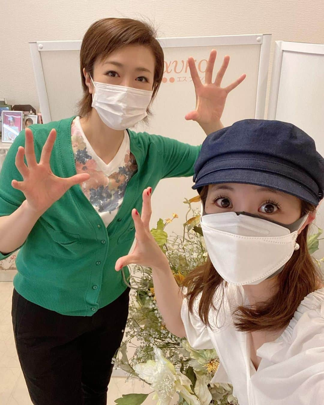 妃海風さんのインスタグラム写真 - (妃海風Instagram)「. . なんとなんと。。 みちこさん（北翔海莉さん）に施術をして頂きましたぁぁぁーーーー😭✨✨✨✨✨ . すん。。。っごかったです。 一言でいうと、ゴッドハンドです、ありゃパワースポットです、あの、すんごいんです！！（一言やないね。） . 歪んだ体、顔を、 せいっ！せいっ！！ と不思議な技で治して下さるんです。 （ちなみにかっこよかった。笑） . 施術後の体の軽さに本当に驚きました。。 . 体の軽さに驚いたのはもちろん、みちこさんがこの施術を、何年もお勉強され続けていることにも驚きました。 ほんっとうにすごいです、退団後も色々な舞台で活躍され、結婚と出産も経験され、新しい技まで習得されるみちこさん。。 . どこからそのパワーが？！？！ 改めて生き様に感動し、パワーまでもらってしまったわたくしなのでした😭✨✨ . . パワーでいうと、なんとみちこさん、CLUB SEVEN ZEROⅢを東京まで観に来てくださり、しかも昼夜公演どちらもご観劇してくださったんです❣️😭😭😭 約6時間ちょっと！CLUB SEVEN ZEROⅢご観劇‼️ すごいですよみちこさん😭‼️ そのパワーはどこから。。？！ . ご夫婦でお席に座られていたのですが、ペンライトの色をピンク色にして、全力でふりっふりされている姿をみて。。胸が熱くなりすぎました🥺😭🥲💖💖💖💖💖 マスクごしに、全力の笑顔も見えましたし、ご夫婦でクラブセブンTシャツを着られていた姿もたまらなくキュンでした❣️ . たっくさんの愛情を注いで下さるみちこさん。。 その愛を受けて、そして私も愛を飛ばし続けて。。 何が言いたいかといいますと、これからも末永く宜しくお願いしますと言うことでございます🙇‍♀️🙇‍♀️🙇‍♀️笑 . . #北翔海莉 さん #みちこさん #エスブランコ #大感謝」7月6日 14時15分 - fuhinami_official