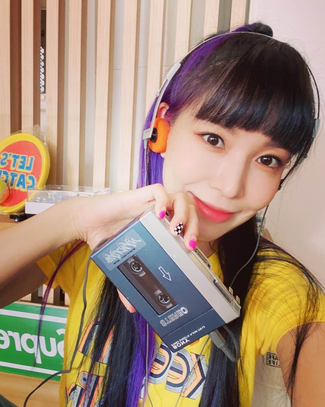 BoAのインスタグラム：「레트로갬성~📼🎧 노이즈 섞인 소리 오랜만🤗 (싸이월드도 재오픈 한다는데~ 레트로 췍췍~👍)」