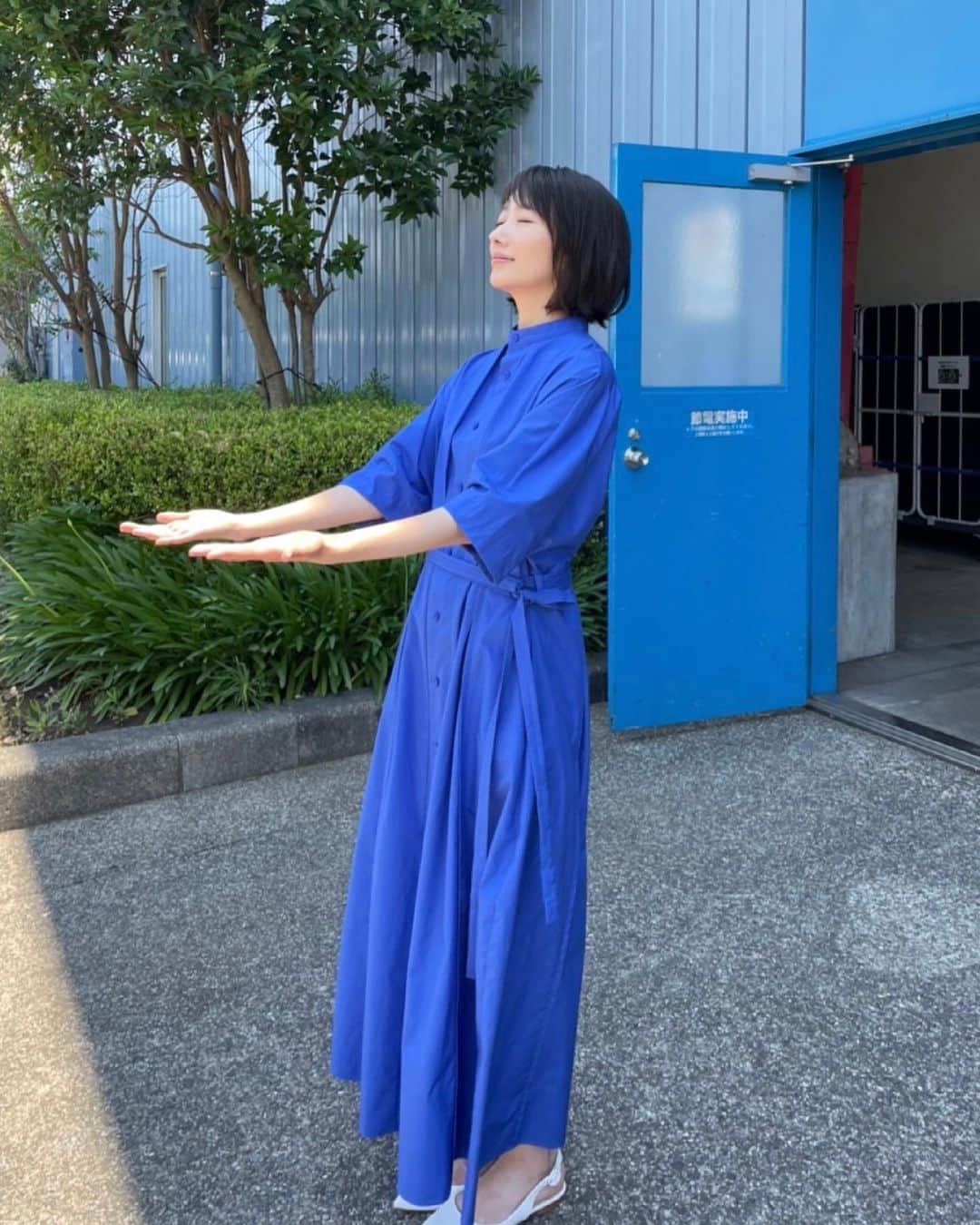 波瑠さんのインスタグラム写真 - (波瑠Instagram)「関西電力さんのCMに出演させていただいています。スタジオの中で撮影してると天気も時刻もわからなくなってしまうので、合間を見つけて日光浴するようにしています。  昨日のナイトドクター視聴してくださった皆様、ありがとうございました！」7月6日 15時02分 - 06_haru_17