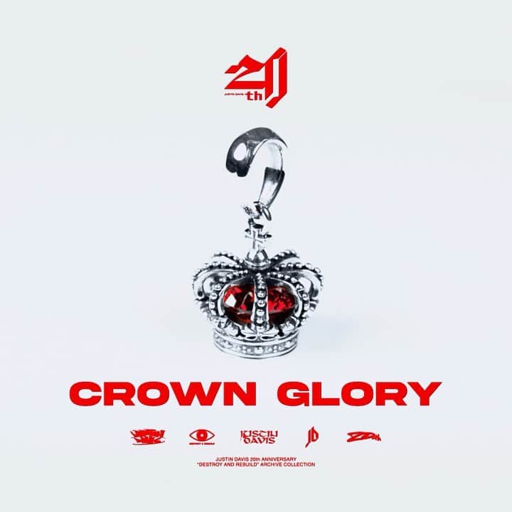 ジャスティンデイビスのインスタグラム：「⠀ JUSTIN DAVIS 20th Anniversary VOL.1  SPJ119 "CROWN GLORY" クラウンの中に石をセットしたひらめきは現在に至るギミック使いへのこだわりへと繋がったペンダント  2001年にスタートしたジャスティン デイビスは今年20周年を迎えました。 設立から20年、常にもの作りへの責任と喜びを持ちながらジャスティン デイビスは自由な精神のもと、 約1800型のコレクションを発表してきました。 この20周年を記念し、過去20年にわたるアイテムの数々を、 2020年代的グラフィックを用いて再解釈したアーカイブ映像 『DESTROY AND REBUILD』を制作。  次の20年も楽しむことチャレンジする精神を大切に、 新しい輝きを届けられますよう心を込め創造、発信してまいります。  今後も2021年アニバーサリーイヤーを彩る数々のコレクションをお楽しみください。  KV: Director / Graphic Designer / Editor : Takahito Matsuno (maxilla) @mtsssn Producer : Seiya Suzuki (maxilla) @seiya02_23 Production Manager : Luna Goto (maxilla) @lunagoto  #JUSTINDAVIS20thAnniversary #20th  #justindavis」