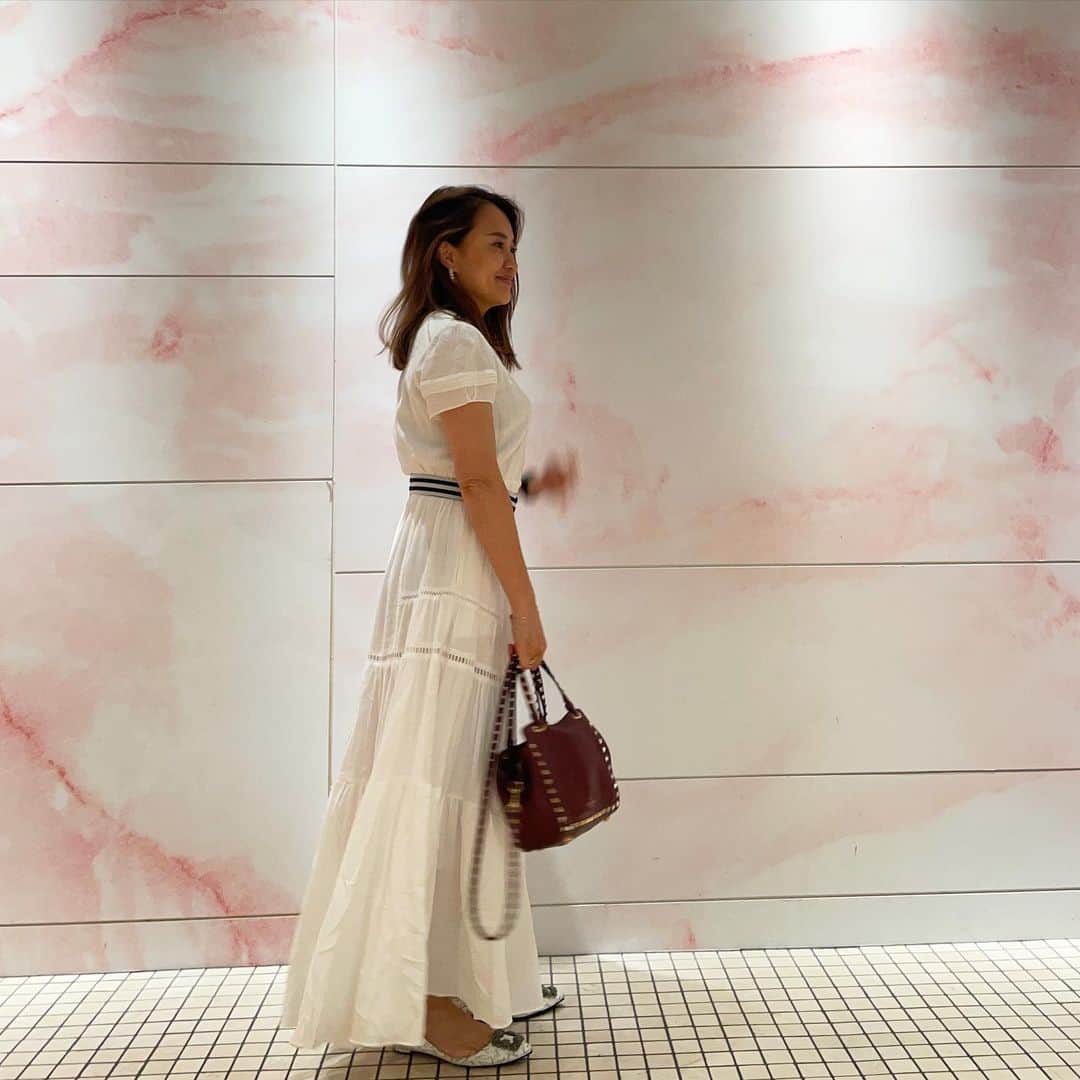 増山敬子のインスタグラム：「久しぶりに渋谷に来ました❤️  今日はこれから三者面談で 学校へ🏫 * #ママコーデ #155cmコーデ  #ワンピース #bordersatbalcony」