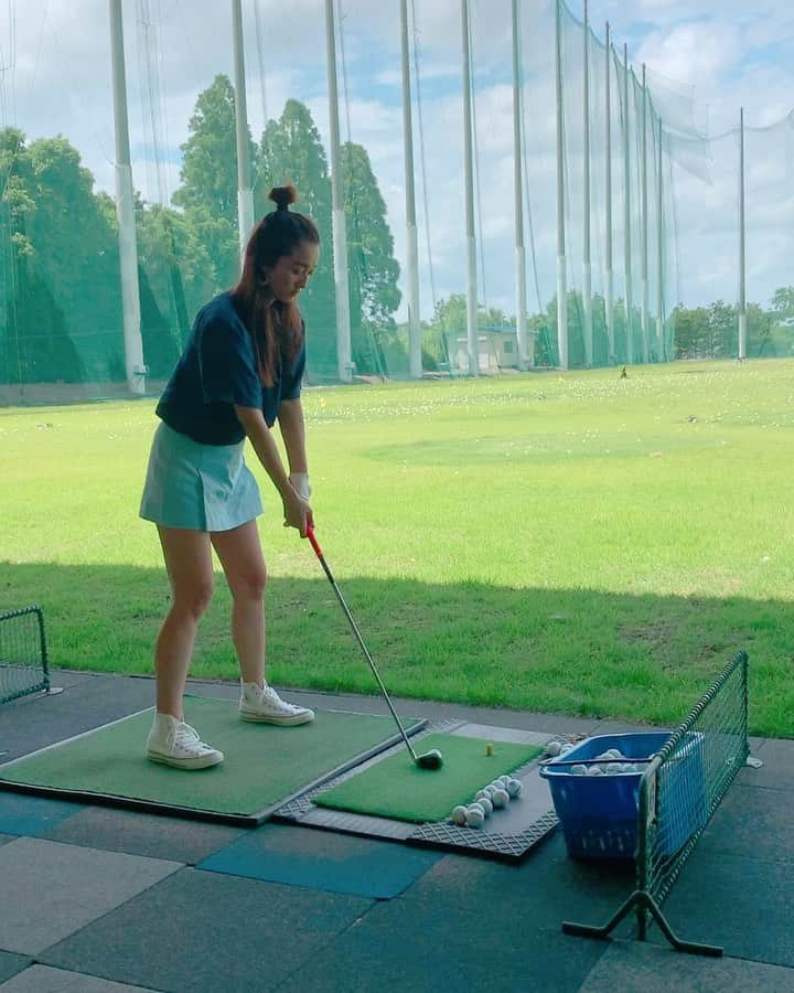 神田咲実のインスタグラム：「カラッとしてガラ空きだった 気持ちのいい打ちっぱなし🏌️‍♀️☀️  そして気持ちのいい空振りっぷり。  #サキミのぶーぶーゴルフ #ささやきボイスでもぶーぶー言っとる😂  ありんこレベルの成長だけど🐜 頑張ってるよ⛳️  #ゴルフ初心者#どうぞよろしく」