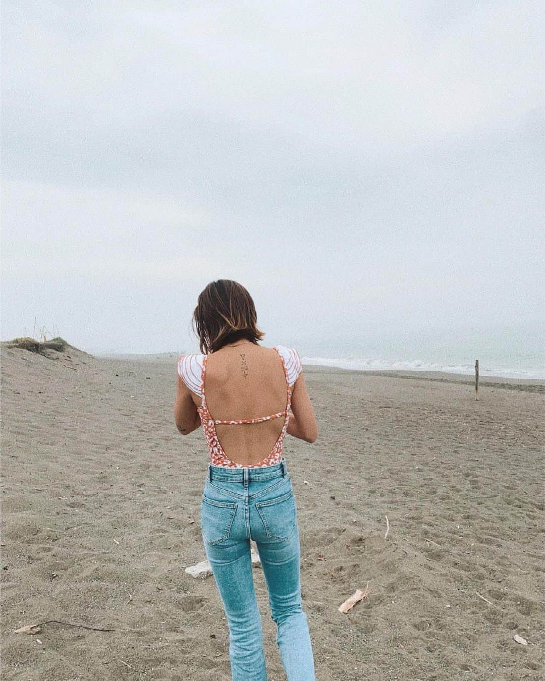 馬詰まほのインスタグラム：「Daily🌷💫🧡 梅雨明けがとっても待ち遠しいね、☺︎ Bikini / @surfshop_mikey」
