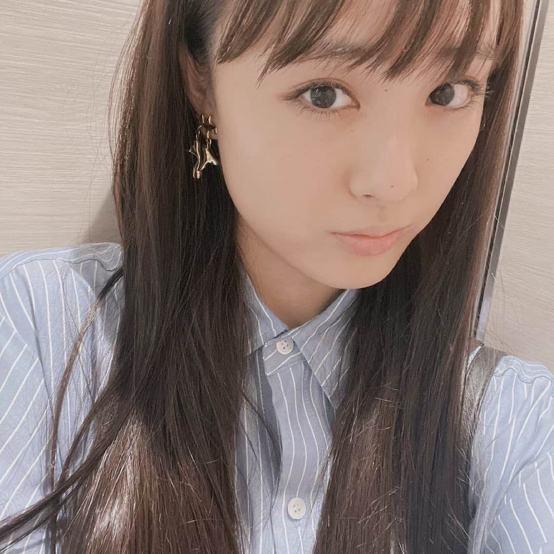 大友花恋さんのインスタグラム写真 - (大友花恋Instagram)「撮影が終わったら、真っ先にメイク落とします☻ すっきり落として、手で触れた時に吸い付くぐらいに保湿するのが好き。 今日教えていただいた、美容液も気持ちよかったなあ。 欲しくなっちゃったなあ。  Instagram、そろそろアップの写真が欲しいかな、とマネージャーさんと話し合い、自撮りしました~。」7月6日 16時22分 - karen_otomo