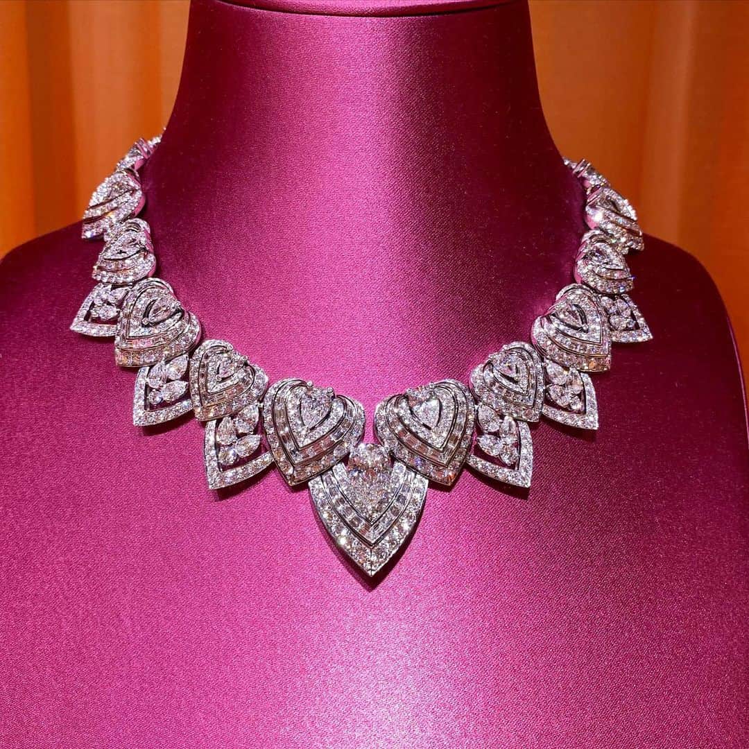 麻美さんのインスタグラム写真 - (麻美Instagram)「@bulgari  . 世界中のハイジュエリーの 展示会💓 ． 素晴らしいジュエリー💎 さすがブルガリ👏 ． 自社で鉱山を所有しているからこその大きめのハイジュエリー💎 ． 配色の美くしさや楽しさはブルガリならでは👏 ． #bvlgari  #highjewelry」7月6日 16時57分 - mami0s