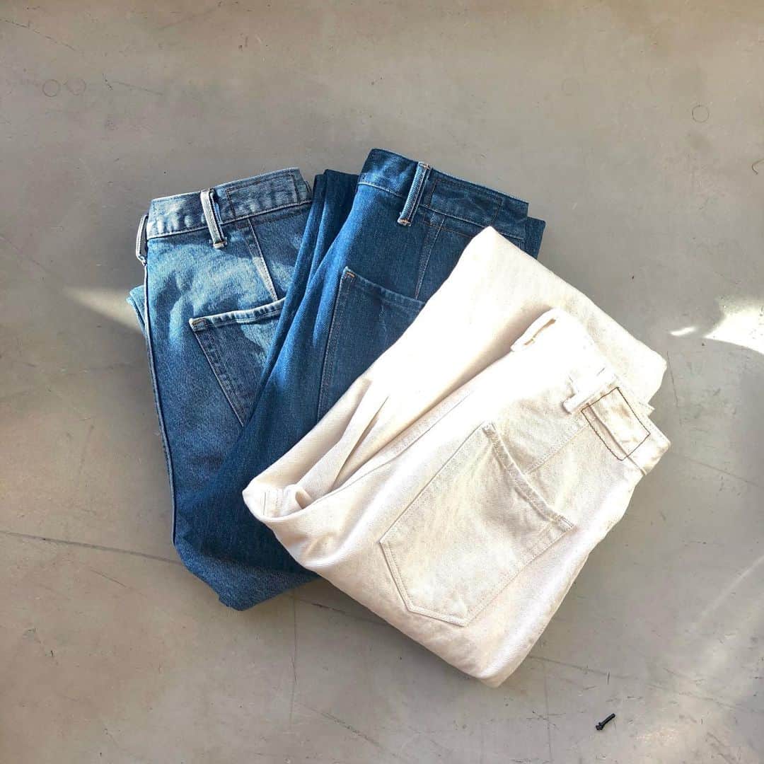 Moname Official Instagramのインスタグラム：「. 腰回りすっきり穿けるストレートシルエット。 太すぎず、細すぎないので 気になる脚の形をカバーしてくれます✨ . Straight No.41111006 col.LBL No.41193006 col.MBL No.41101015 col.OWH . #moname #デニム #コーデ #モナーム#denim#Moname_code#jeans#デニム#ストレッチデニム#美脚#はきごこち抜群#デニムコーデ# ジーンズ好き#ブルー#デニムパンツ#デニム女子 #フレンチカジュアル#ootd#大人カジュアルコーデ#シンプルコーデ #きょコ #今日のコーデ#160cmコーデ#きれいめカジュアル#大人かわいい#大人カジュアル#ストレートデニム#ストレート#大人シンプル」