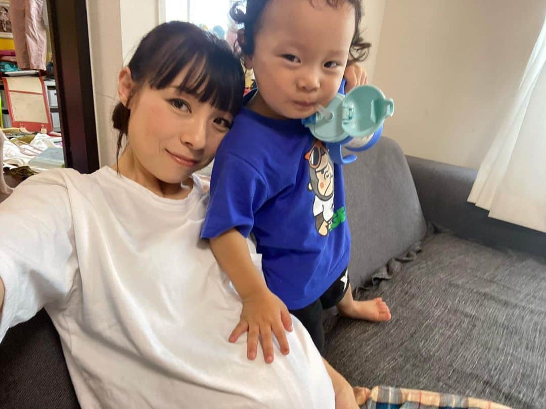 江原千鶴（エハラチヅル）のインスタグラム：「妊娠37週✨  計画無痛分娩で、8日に入院して9日に分娩予定です‼️  うたくんは入院の日に間に合わず、陣痛が来てしまったので… 今回は前日から入院して無痛で産みたいなぁ🙏  今は分娩時もマスク着用の所が多いらしいから、自然分娩でマスクはかなりキツイだろうなぁ😭💦  今回はつわりが初期と後期でしんどかったけど、腰痛とか貧血とか、マイナートラブルがほとんど無く、41歳の割には意外と動けた妊婦生活でした🤣  #妊娠37週 #臨月 #無痛分娩 #あと2日 #5人目妊娠中」