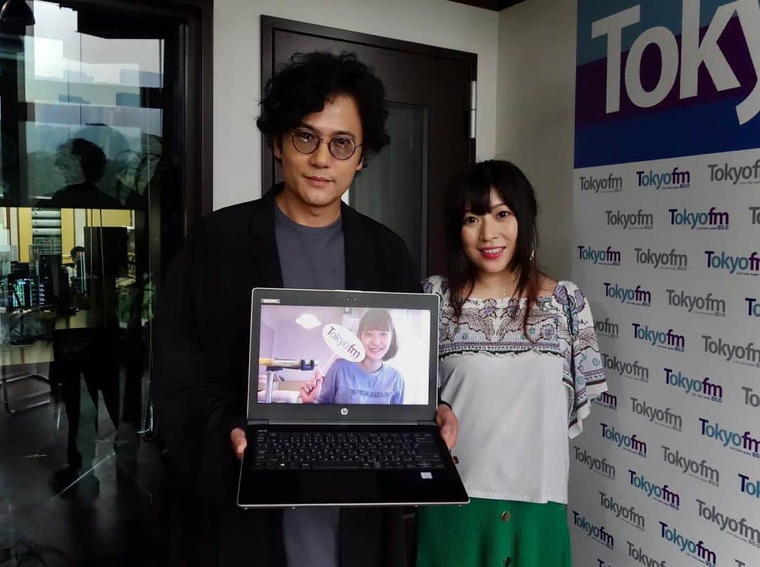 鈴華ゆう子のインスタグラム：「#THETRAD ありがとうございました。 #稲垣吾郎 さん初めてお会いしましたが、ブースの空気感を変えてしまうほどの癒しオーラが凄いお方でした。生放送で大変貴重なお時間をありがとうございました。スマスマがやっていたらコラボしたかったのお言葉に泣きそうでしたー！ 稲垣さんの生ドナドナ拝聴できて光栄でした。 #TOKYOFM  #鈴華ゆう子  #yukosuzuhana」