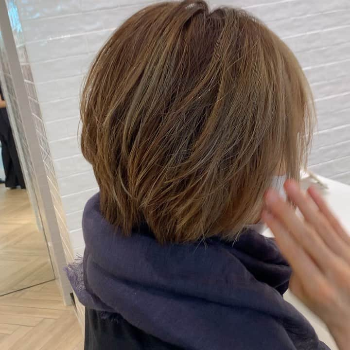 城之内早苗のインスタグラム：「美容院💇‍♀️ 行って参りました いつも、言いたい事だけ言って あとはおまかせ〜🤣 今回はこんなスタイルとカラーです stair:caseのみなさん いつもありがとうございます❣️  あ、YouTubeも新しいのUPしてまーす✌️  #城之内早苗#美容院#ヘアカラー#ヘアーカット#おまかせ#YouTube城之内早苗チャンネル#炭酸王子」