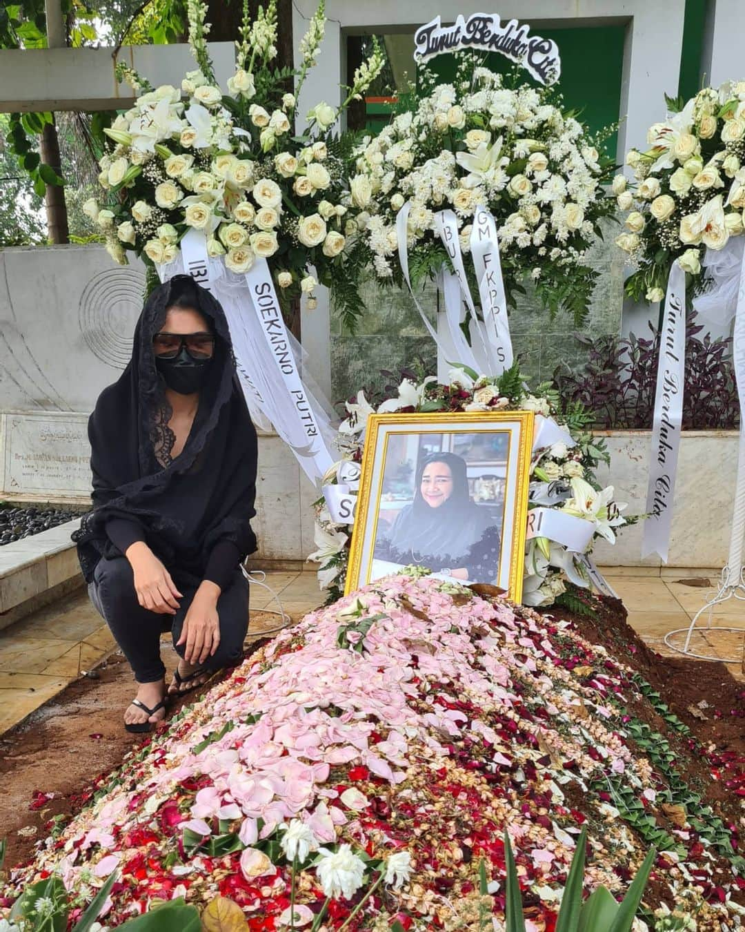 ジュリア・ペリッツのインスタグラム：「Innalilahiwainnailahirojiun Selamat jalan ibu Rachmawati Soekarnoputri 🖤🌹  Terimakasih atas cinta dan segala kebaikan yg Mbu berikan untuk keluarga kami🙏 😥 ❤  Ya allah tempat kan beliau disisi -MU hapuskan segala dosanya dan terimalah segala amal kebaikannya. Amin YRA #alfatihah #riprachmawatisoekarnoputri  #loveyouforever  #youwillbemissed」