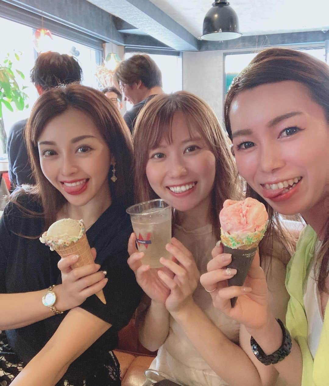 まゆさんのインスタグラム写真 - (まゆInstagram)「日本初のCafe +Bar +英会話+ホス テス+ルーフトップテラス(サウ ナ、シアター、BBQ)を全て兼ね 備えた一棟型の複合施設 『W Station』の レセプション行ってきた🥰✨  アイスのコーンの種類沢山で 可愛いし美味しいし 2個も食べてしまった😳💗 しかもお酒飲みながら🍷✨  スタッフの女の子達が ノリ良いし可愛いし 英語もペラペラで 楽しかったんやけど 何より英語が飛び交ってるの すごく心地良かった🥳  部屋が何部屋もあるんやけど どの部屋にも駅名が付いてて 『万博記念公園』や『大阪城公園』『鶴橋駅』など 大阪人にとってはホッコリする駅名沢山☺️✨  cafe利用だけもできるし タグ付けしてるから 是非行ってみてー✨🥰  #cafe #英会話 #ベッドルーム #テラス #bbq #シアター#サウナ #bar #複合施設 #wstation #アイスクリーム #コーンアイス #🍦 #🍦💅🏻 #🍦🍦 #アイス #icecream」7月6日 18時06分 - mayumixx119