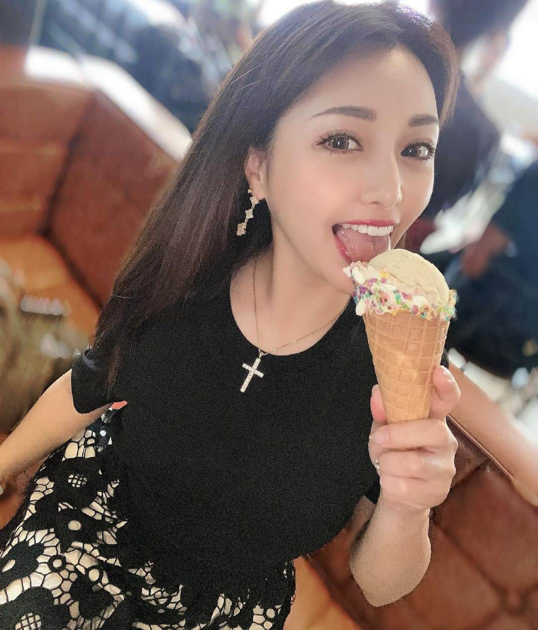 まゆさんのインスタグラム写真 - (まゆInstagram)「日本初のCafe +Bar +英会話+ホス テス+ルーフトップテラス(サウ ナ、シアター、BBQ)を全て兼ね 備えた一棟型の複合施設 『W Station』の レセプション行ってきた🥰✨  アイスのコーンの種類沢山で 可愛いし美味しいし 2個も食べてしまった😳💗 しかもお酒飲みながら🍷✨  スタッフの女の子達が ノリ良いし可愛いし 英語もペラペラで 楽しかったんやけど 何より英語が飛び交ってるの すごく心地良かった🥳  部屋が何部屋もあるんやけど どの部屋にも駅名が付いてて 『万博記念公園』や『大阪城公園』『鶴橋駅』など 大阪人にとってはホッコリする駅名沢山☺️✨  cafe利用だけもできるし タグ付けしてるから 是非行ってみてー✨🥰  #cafe #英会話 #ベッドルーム #テラス #bbq #シアター#サウナ #bar #複合施設 #wstation #アイスクリーム #コーンアイス #🍦 #🍦💅🏻 #🍦🍦 #アイス #icecream」7月6日 18時06分 - mayumixx119