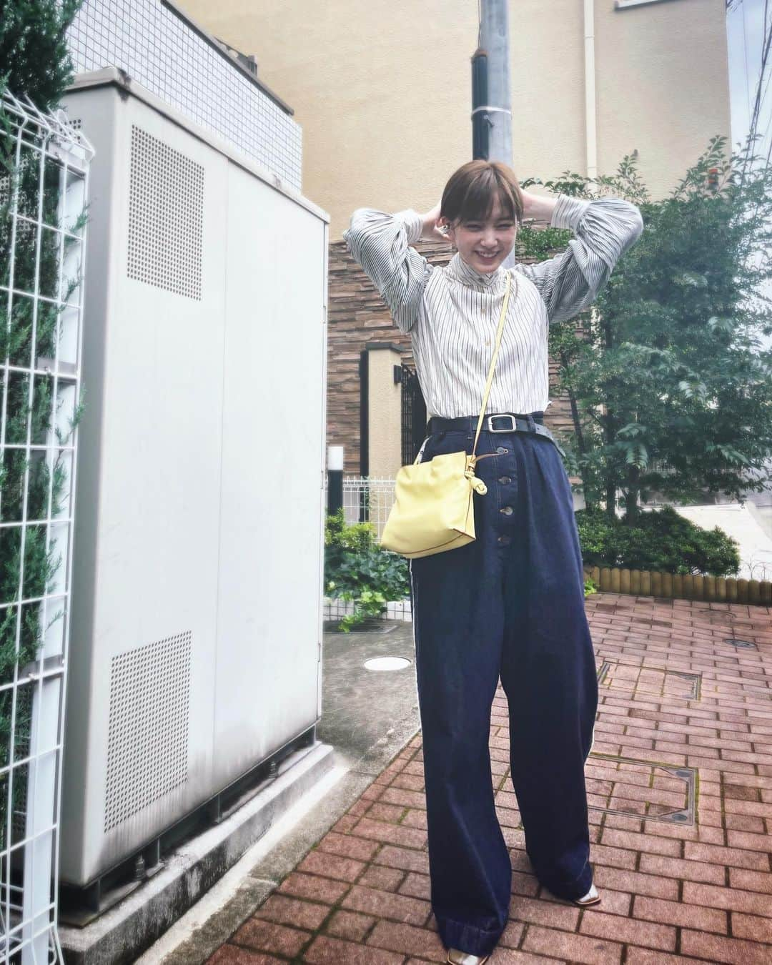 本田翼さんのインスタグラム写真 - (本田翼Instagram)「👜 @loewe の黄色のバッグ🐝and👔👖 誕生日にloeweさんから頂きました。 最近はTシャツパラダイスだったので シャツが新鮮です！ありがとうございます！！ ｳｰｰﾊﾋﾟﾊﾋﾟ  #暑さは我慢しました #📷はマネさん　 #ほんだのふく」7月6日 18時19分 - tsubasa_0627official