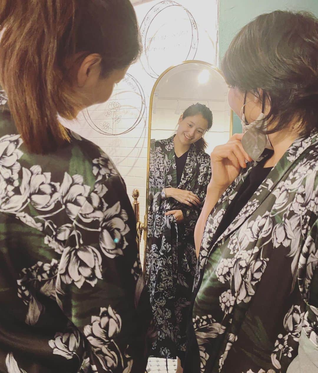 風間ゆみえのインスタグラム：「Natsuki♡ @harada_natsuki__   選ぶ色や、形でそれぞれの今が感じられて面白い。 楽しかったね‼︎ ありがとう〜！  さて夏希は、エキゾチックな花がモノクロームで描かれるGreen，肌色が映えるフェミニンなRose，上品なWhite floral ....どれをオーダーしたでしょう〜？笑  なんだか、それぞれのナイティに合わせた香りを作りたくなってきた…✨　@salon_y.official」