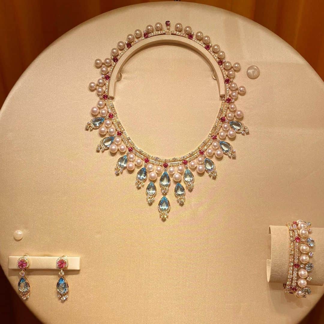 麻美さんのインスタグラム写真 - (麻美Instagram)「@bulgari  . 本当に素敵💓 見てるだけでテンション上がる👆👆👆 ． どんな人が買うんだろ〜⁉️ と思う程… 手の届かないハイジュエリー💎💎💎 ． 見るだけで満足😍 ． #highjewelry  #bvlgari」7月6日 18時30分 - mami0s