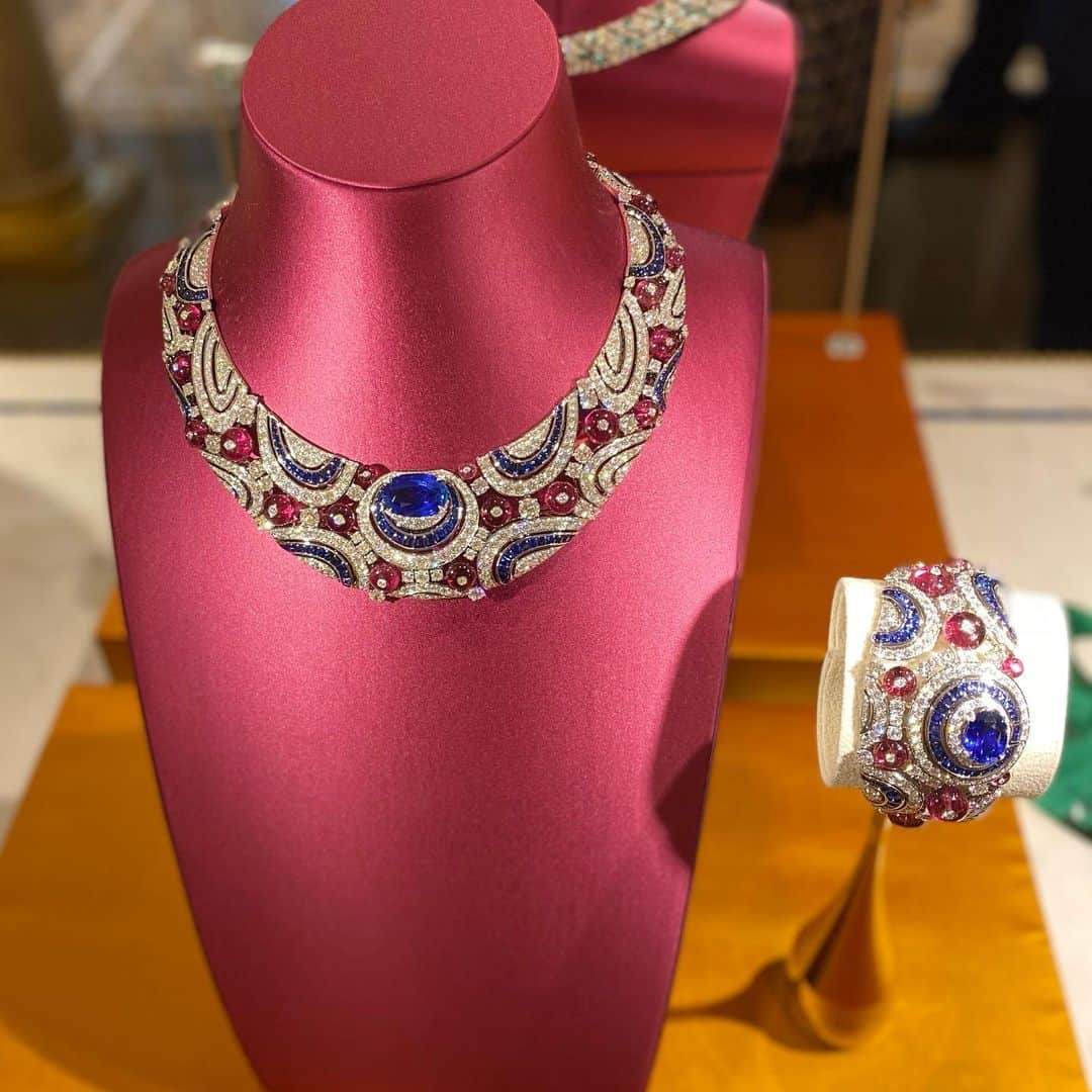 麻美さんのインスタグラム写真 - (麻美Instagram)「ローマのブルガリと同じお造り❣️❣️❣️ ． 億のラインナップ😳 目の保養👏👏👏 ． 久しぶりに優雅な気分になりました🙏 ． ブルガリさんありがとうございます🙏 ． #bvlgari  #highjewelry」7月6日 18時45分 - mami0s