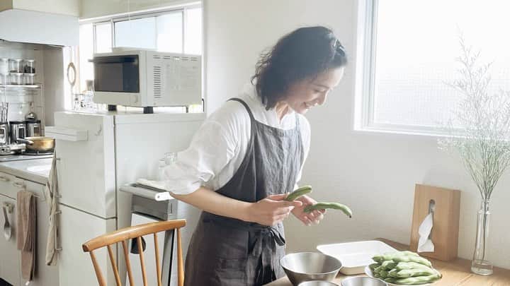 竹中友紀子のインスタグラム：「#発酵生活  ふと思いたって動画をつくってみました  生そら豆で仕込む豆板醤づくり  つなげてみて画が全然足りないことに気づく^^; でもいろいろ発見があって面白い  まだまだ試行錯誤中ですが 動画を通して 発酵の素晴らしさをお伝えできるようになれたらいいな」