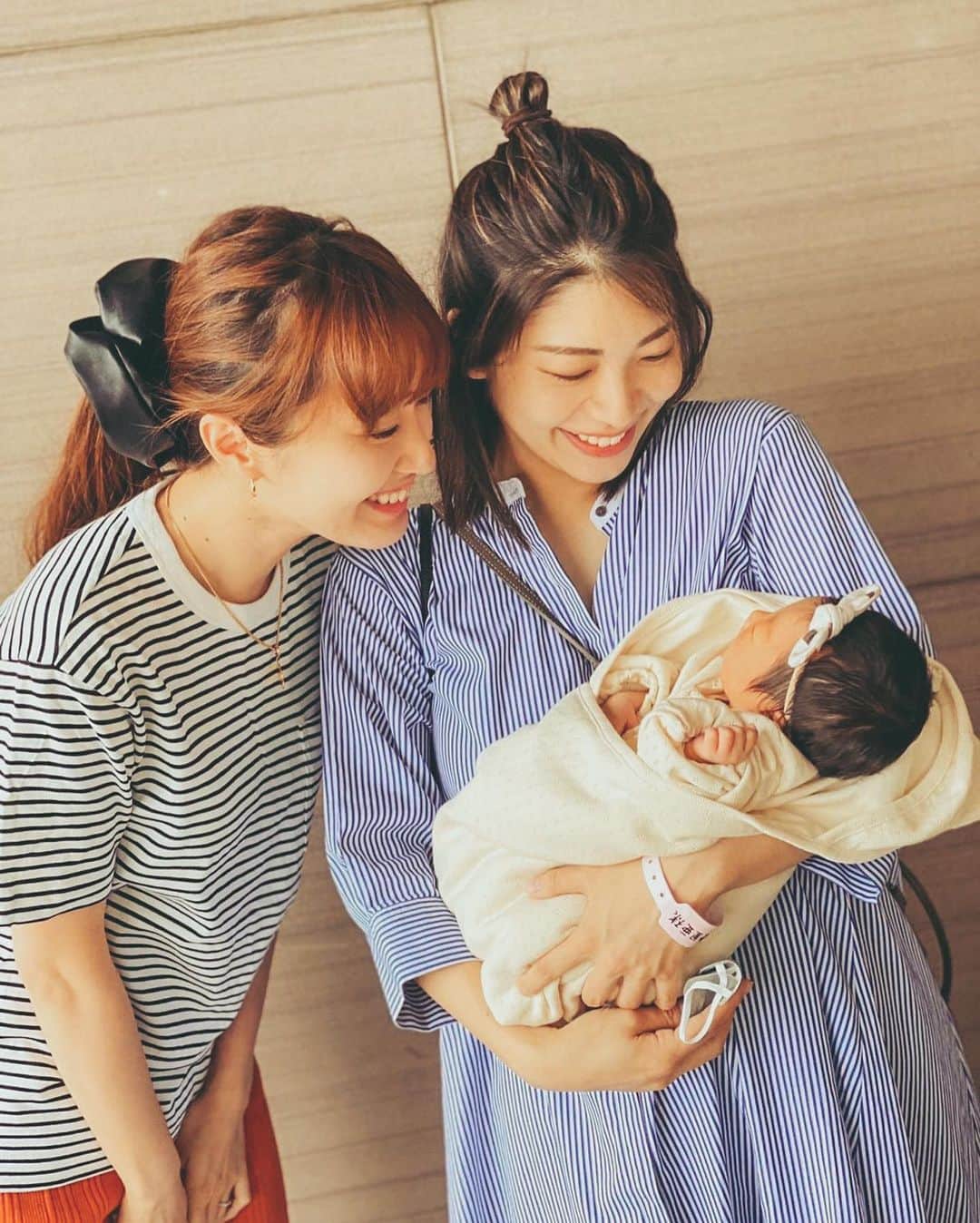 菊井彰子さんのインスタグラム写真 - (菊井彰子Instagram)「@yuria9x2 のベビたん初対面👶 退院のお迎えに行って一目逢って来ました✨  新生児ってこんなに小さかったけ😳 たった２年前なのに抱っこするの緊張した。 そして、抱っこした時、感動して泣きそうなのをこらえました🥲 ホワホワの赤ちゃん可愛かったぁ💓  初めましてベビたん。 無事に健康に産まれて来てくれてありがとう。 ゆりあをママにしてくれてありがとう。  それはもう可愛くて可愛いくて🥺 すっかりメロメロおばちゃんです。  ゆりあ退院おめでとう㊗️  これからの新生活夫婦で協力し合って頑張ってねーー❗️ どんな時も応援してるよ📣  #お互いすっぴんだったからかユリアがバキバキにフィルターいれてくれた　 #できる妹　 #2枚目私顔ちっさくなりすぎてほぼ亀やん🐢w  #憧れの亀サイズ　 #気の利く妹 #姉妹 ・ ・ #新生児　#新米ママ　#生後0ヶ月 #赤ちゃんのいる生活  #赤ちゃんのいる暮らし #女の子ママ #女の子のママ #女の子のママと繋がりたい #newborn」7月2日 23時16分 - yanakiku_kiku