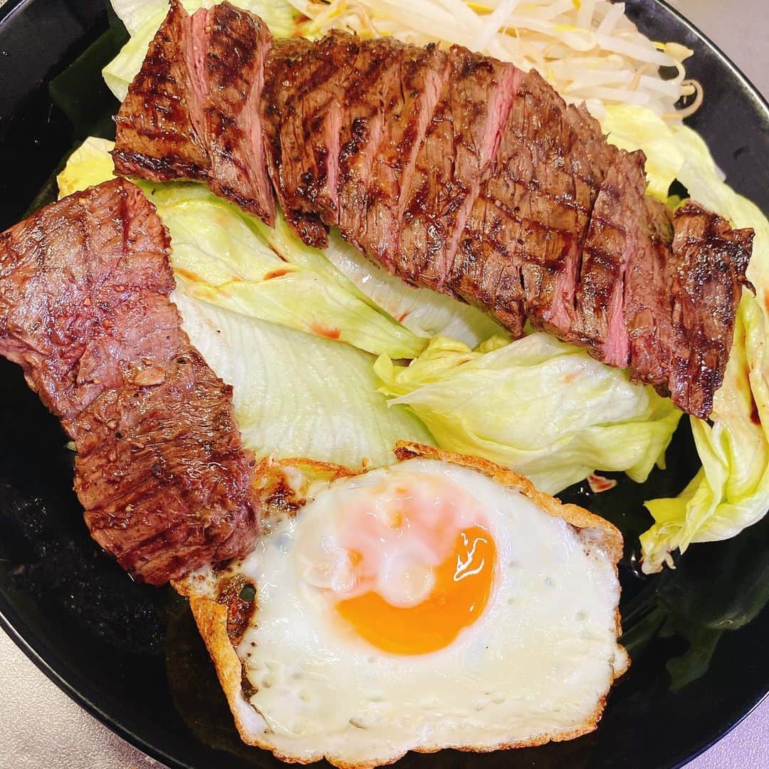 蛇足のインスタグラム：「【川村飯店】でっけえハラミと目玉焼き」