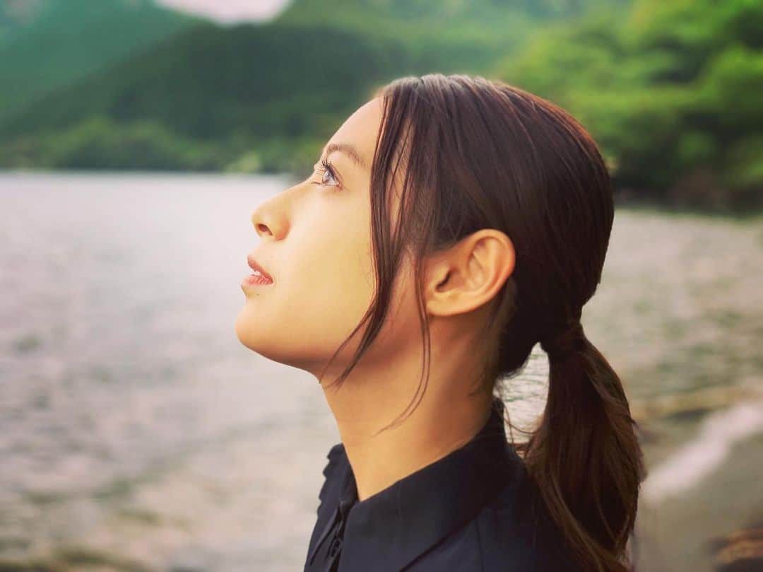瀧本美織のインスタグラム：「💚 先日のとある撮影で。 メイクさんが撮ってくれたよ。 自然の中癒されました🌲  舞台「森 フォレ」初日が近づいてきました。こりゃあ凄い世界ですよ。 ちなみに…美織ちゃん出てた？ってことになるとあれなので先に言っておくと、少ーしやんちゃな格好をして少ーし綺麗じゃない言葉を使っているのが私です。私というか、ルーです。とだけ言っておきますねん。 ぜひ、この世界を体感しに来てください✨   #舞台  #森フォレ  #世田谷パブリックシアター  #ルー」
