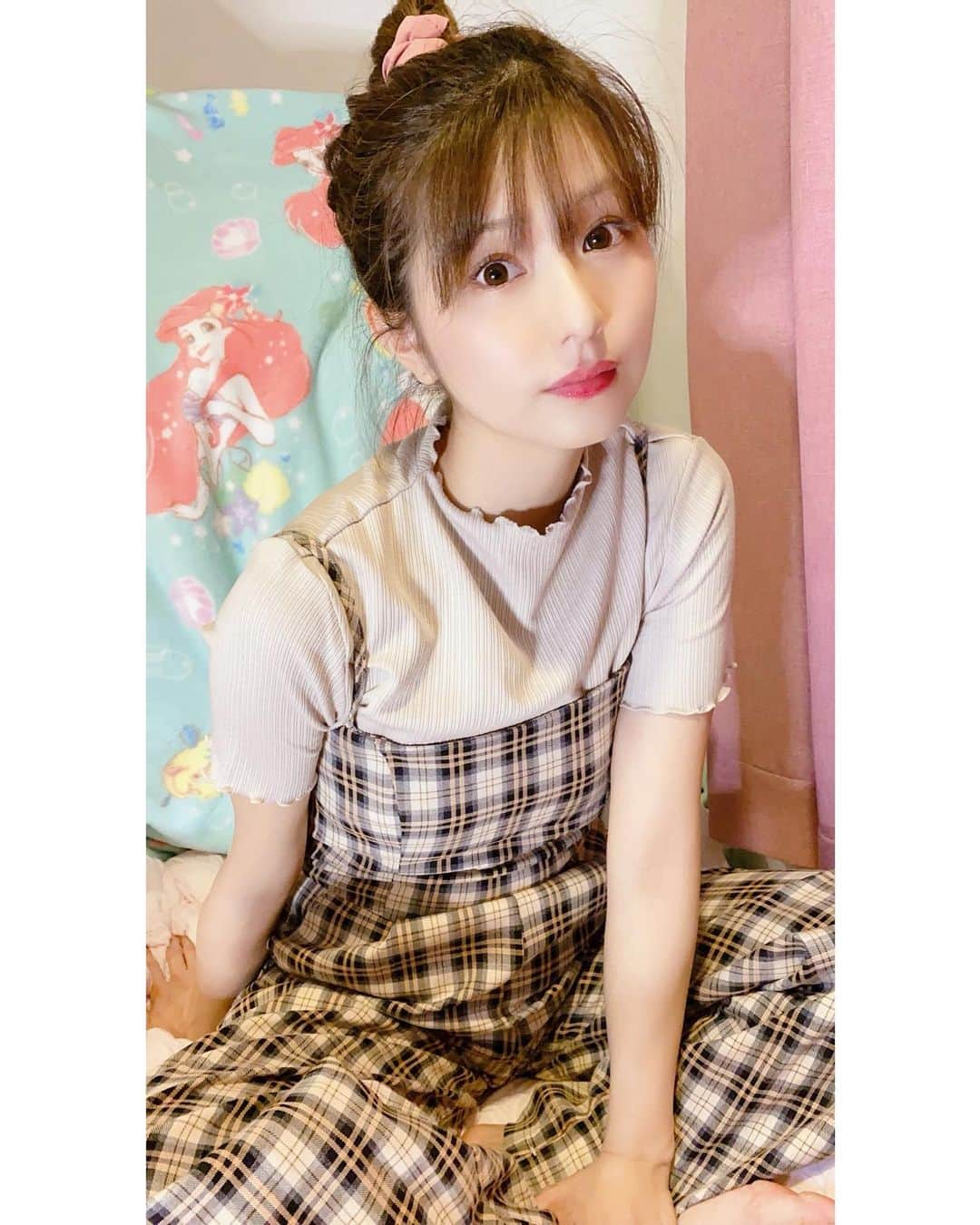 谷川愛梨のインスタグラム：「: お家では基本テキトーお団子♩ 👗→チェックキャミサロペット🐷」