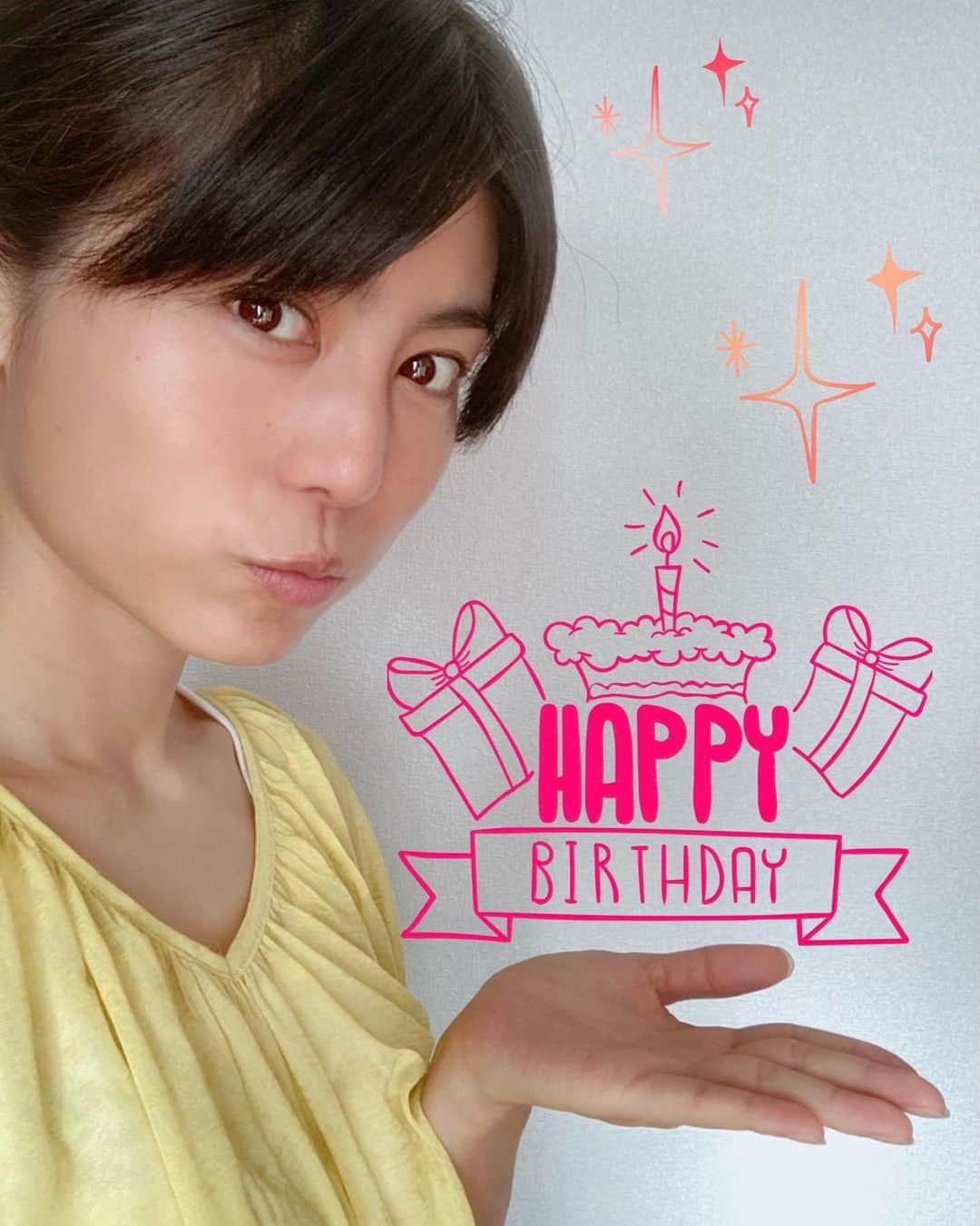 芳野友美さんのインスタグラム写真 - (芳野友美Instagram)「7月2日、41回目の#誕生日 を迎えました✨ お祝いのコメントをいただいた皆さま、 ありがとうございます❤️ 今年もみんなにおめでとうと言ってもらえて とっても嬉しいバースデーとなりました☆ これから始まる1年、幸せいっぱい笑顔いっぱいで楽しく充実したものとなるよう頑張ります♪ 変わらず#芳野友美 をどうぞ応援してください！！ さて、今日は丹波市の「ヱビスシネマ。」のテスト上映と取材＆ラジオ大阪の収録に行ってきました！ サプライズでお祝いもしていただき、ありがたいよ〜❤︎ その話はまた明日改めて☺︎ 最後に本日は#連載中コラム も更新されたよ！ #夕刊フジ 公式サイト#zakzak にて。 お時間がある時に是非読んでください！！」7月2日 22時51分 - yumi_yoshino_1980