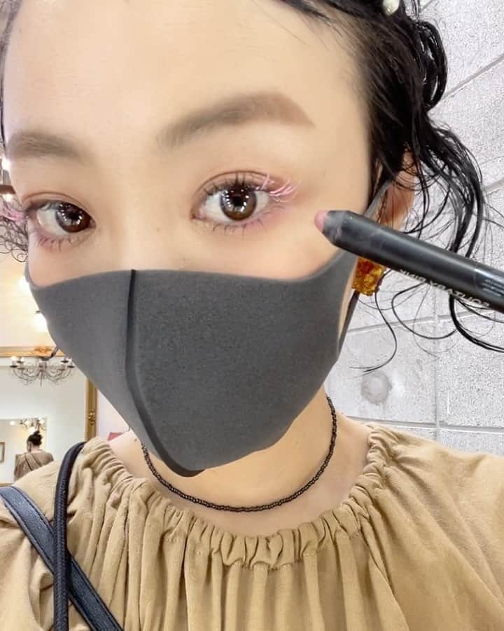 田中真奈美のインスタグラム：「最近のメイクの悩み、、、服がシンプルな色味の時、マスクしてると血色悪く見えがちだな〜🤔💦 暑くて汗をかくとおでこのベースメイクもとれてアイホールのアイカラーもなんだかボヤけちゃう💦😔 . こんな時、チークとリップさえあれば一瞬で色味をプラス出来るのにー😫💦 . そうだ！目元にチークをしたら良いんだ❣😍✨💞💞💞 . って事で最近のブームは　@uneven_jp のマルチスティック【SOLITSRY PINK】こちらをこんな感じでつけるのにハマってます♪✨ . 目尻のマスカラも　@uneven_jp のベビーピンクです💗 . #switchmanami」